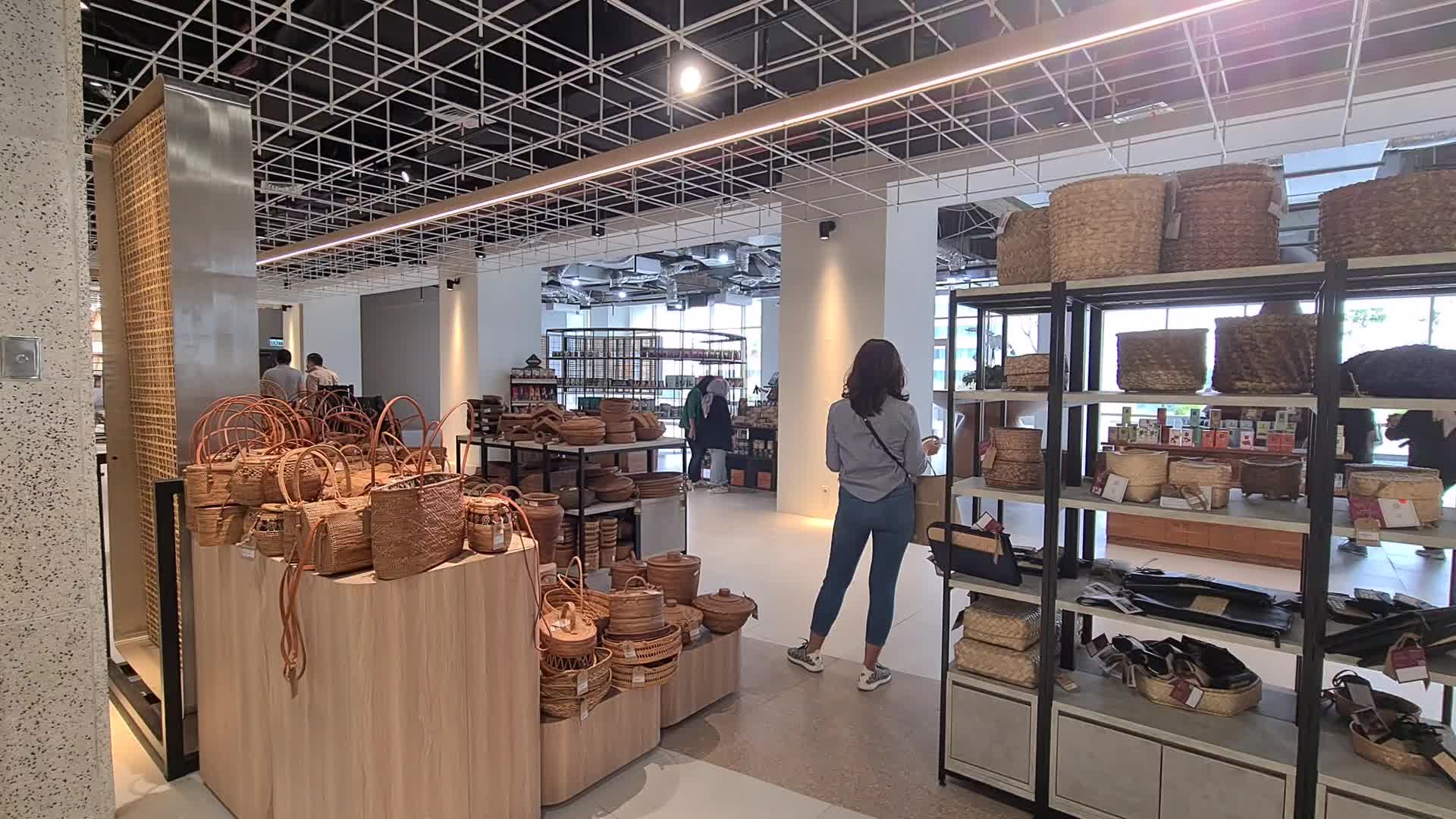 First Mall in Indonesia Reopen as Pandemic Decrease