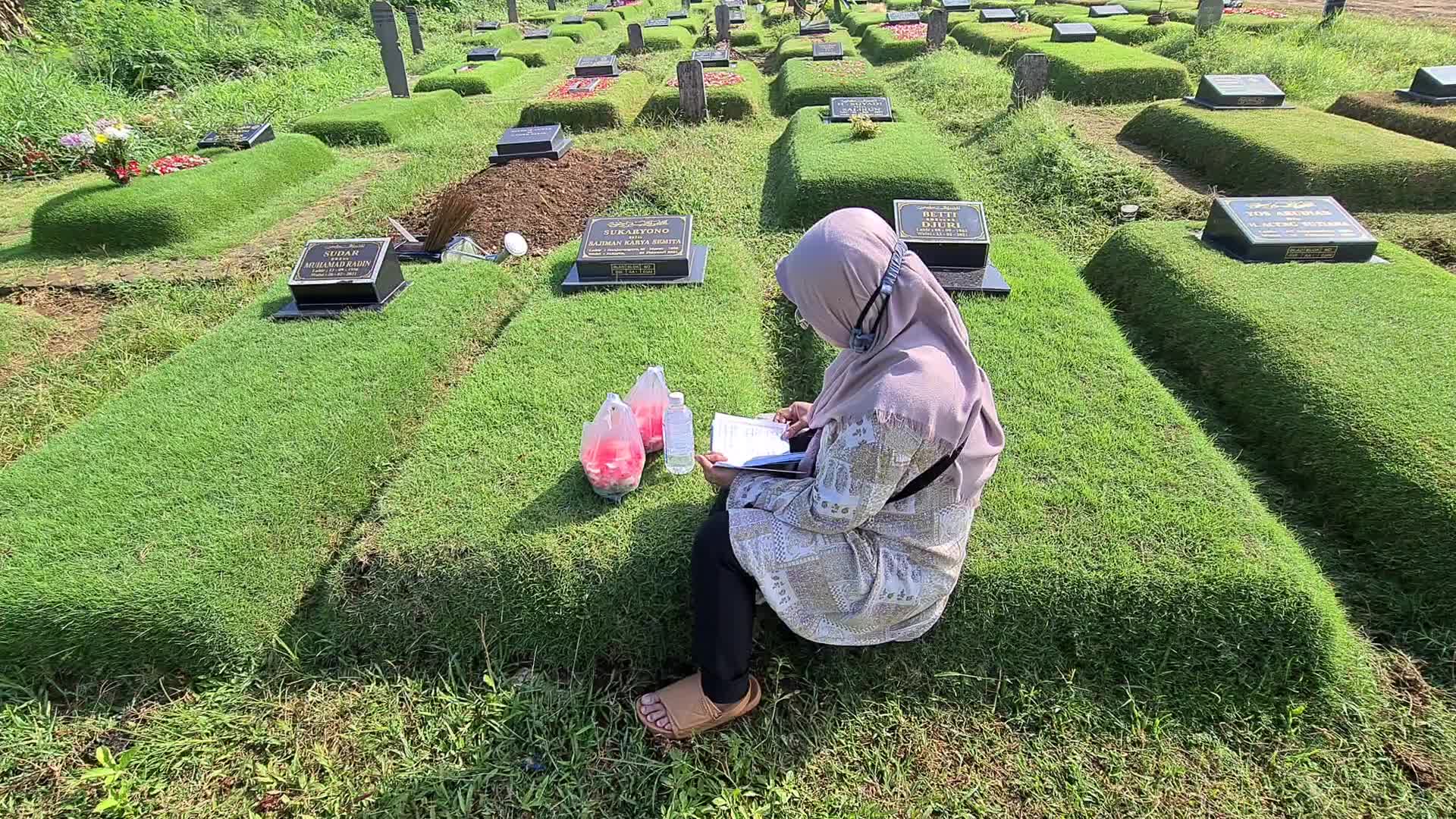 Pilgrimage To COVID-19 Graveyard Ahead Of Ramadan