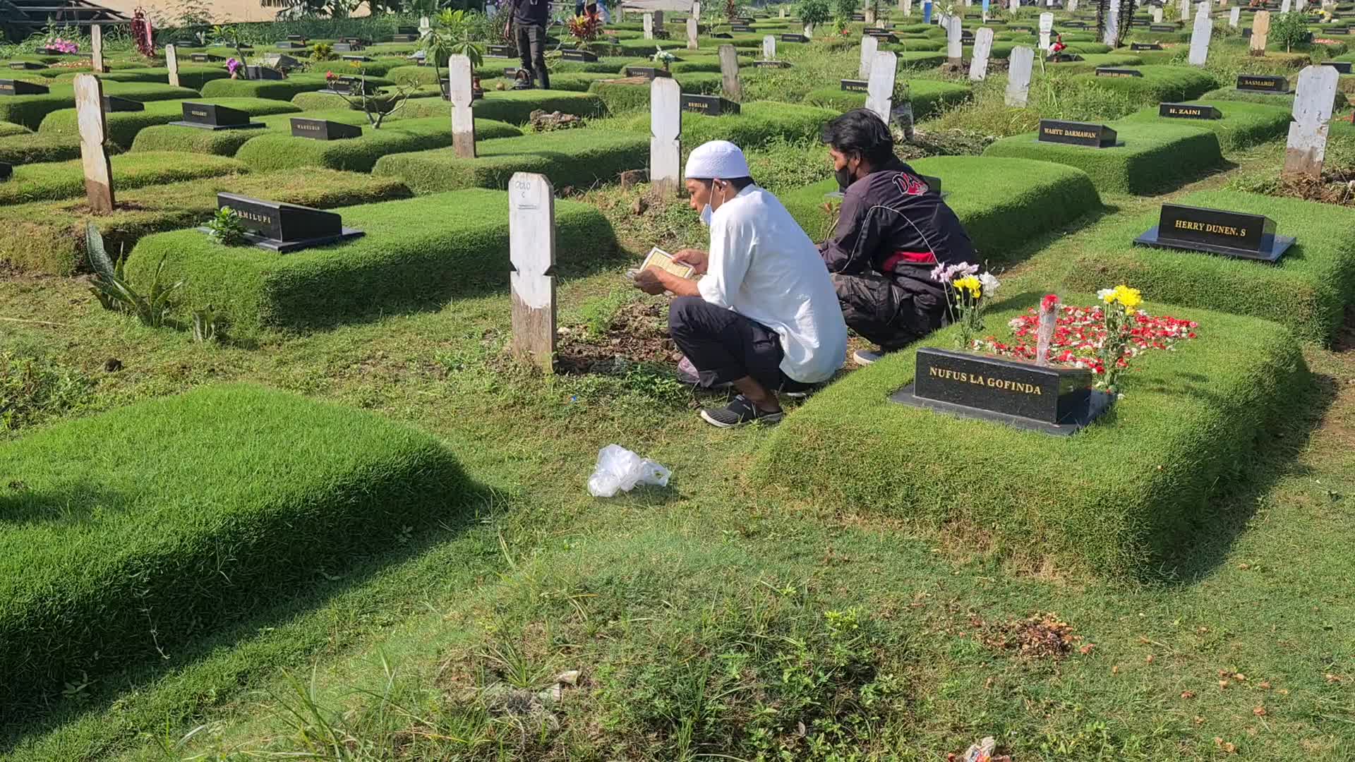 Pilgrimage To COVID-19 Graveyard Ahead Of Ramadan