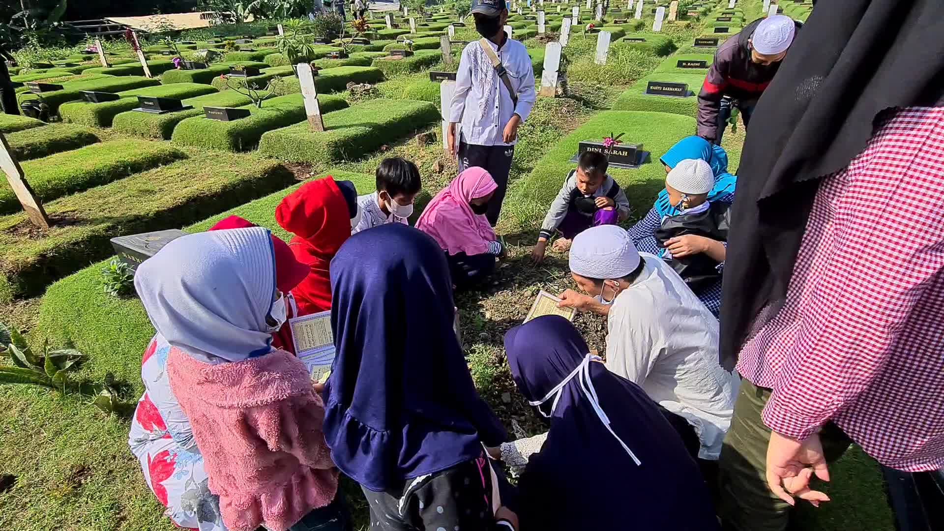 Pilgrimage To COVID-19 Graveyard Ahead Of Ramadan