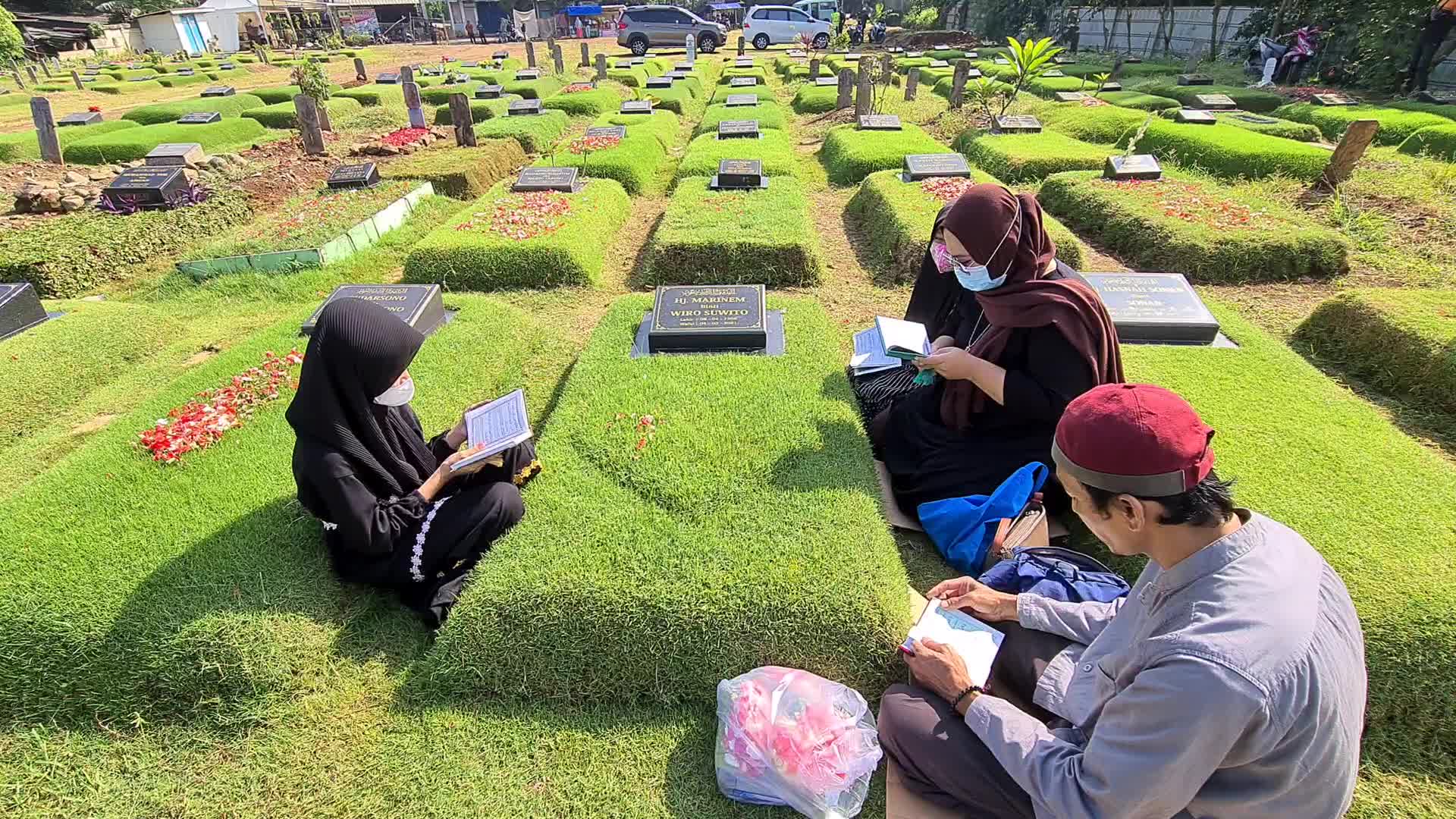 Pilgrimage To COVID-19 Graveyard Ahead Of Ramadan