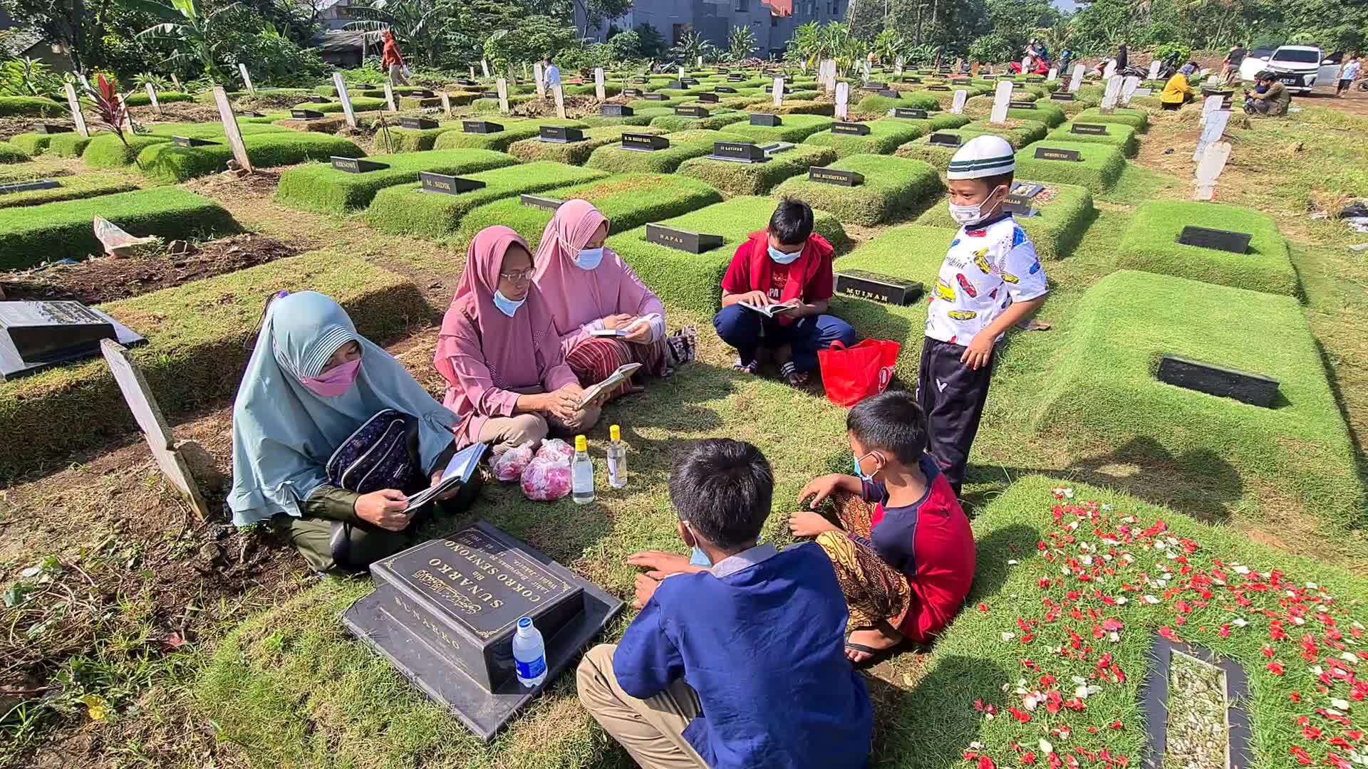 Pilgrimage To COVID-19 Graveyard Ahead Of Ramadan
