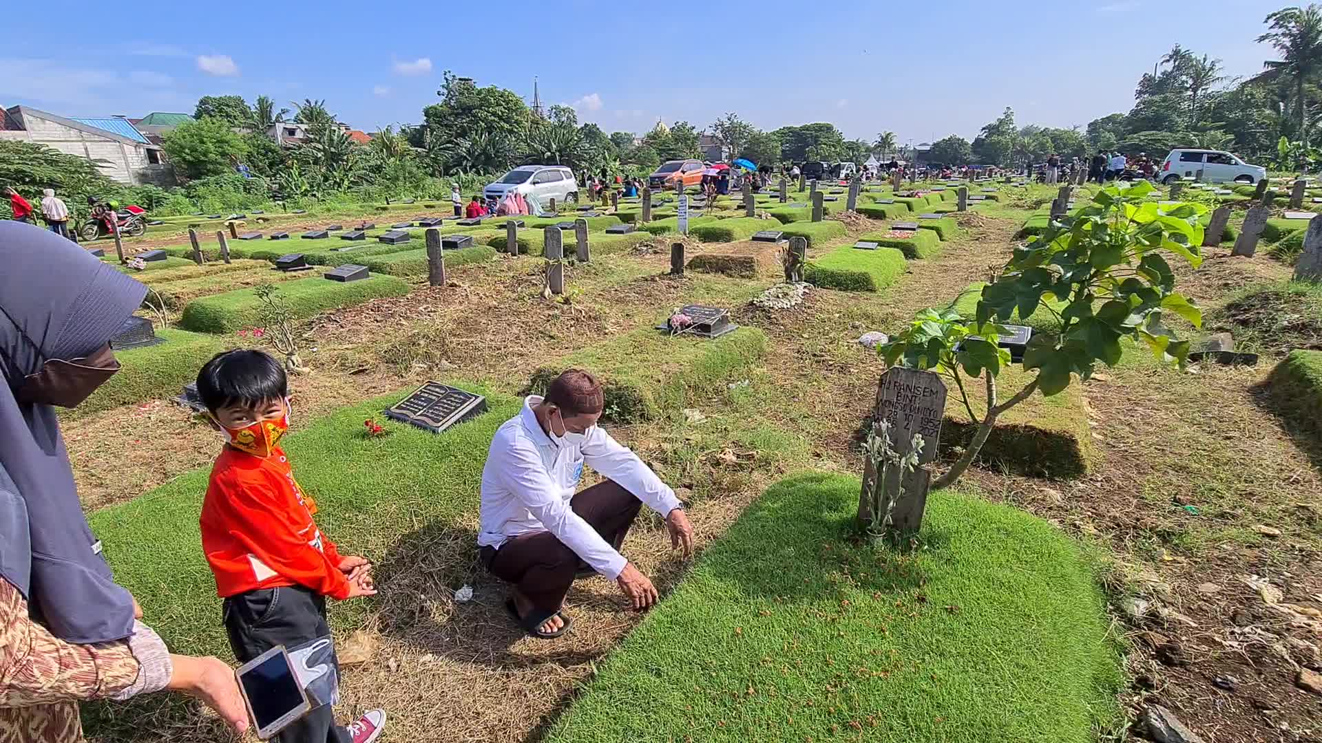 Pilgrimage To COVID-19 Graveyard Ahead Of Ramadan