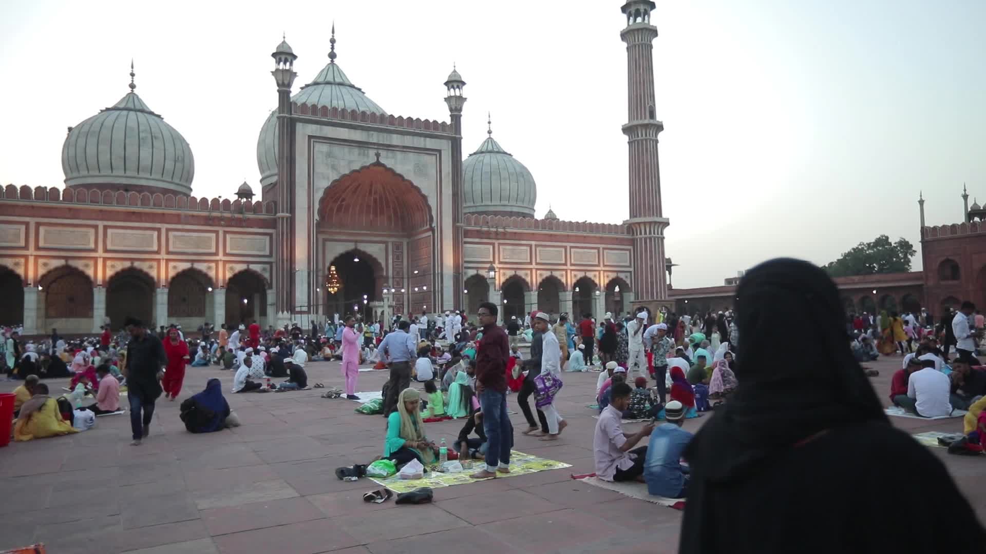Indian Muslims on first day of Ramadan