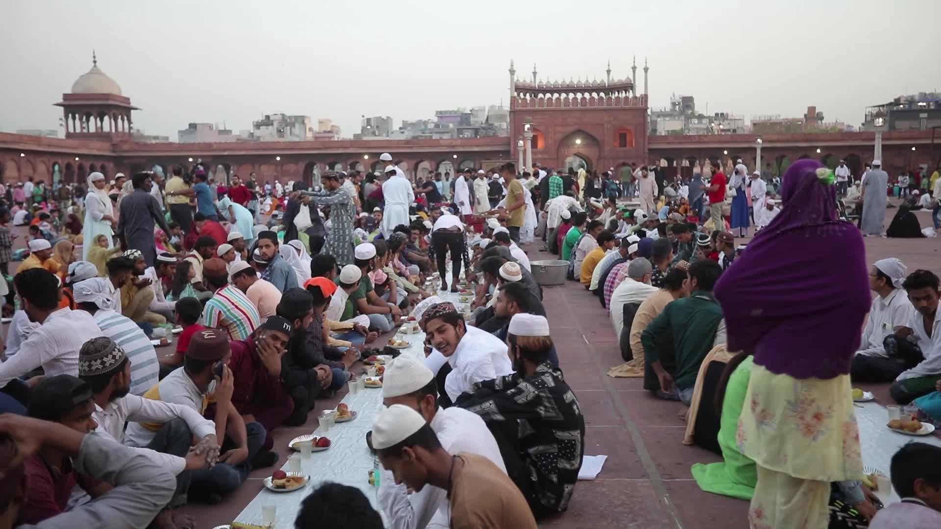 Indian Muslims on first day of Ramadan