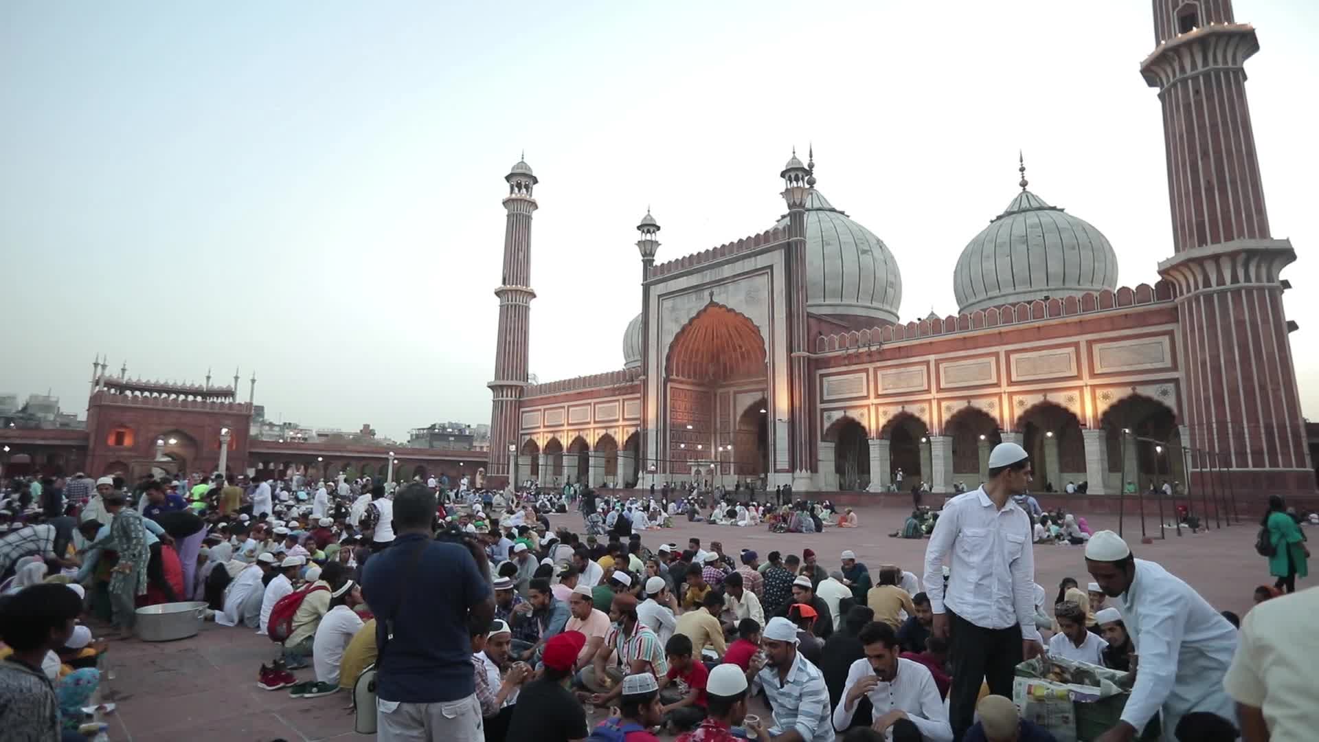 Indian Muslims on first day of Ramadan