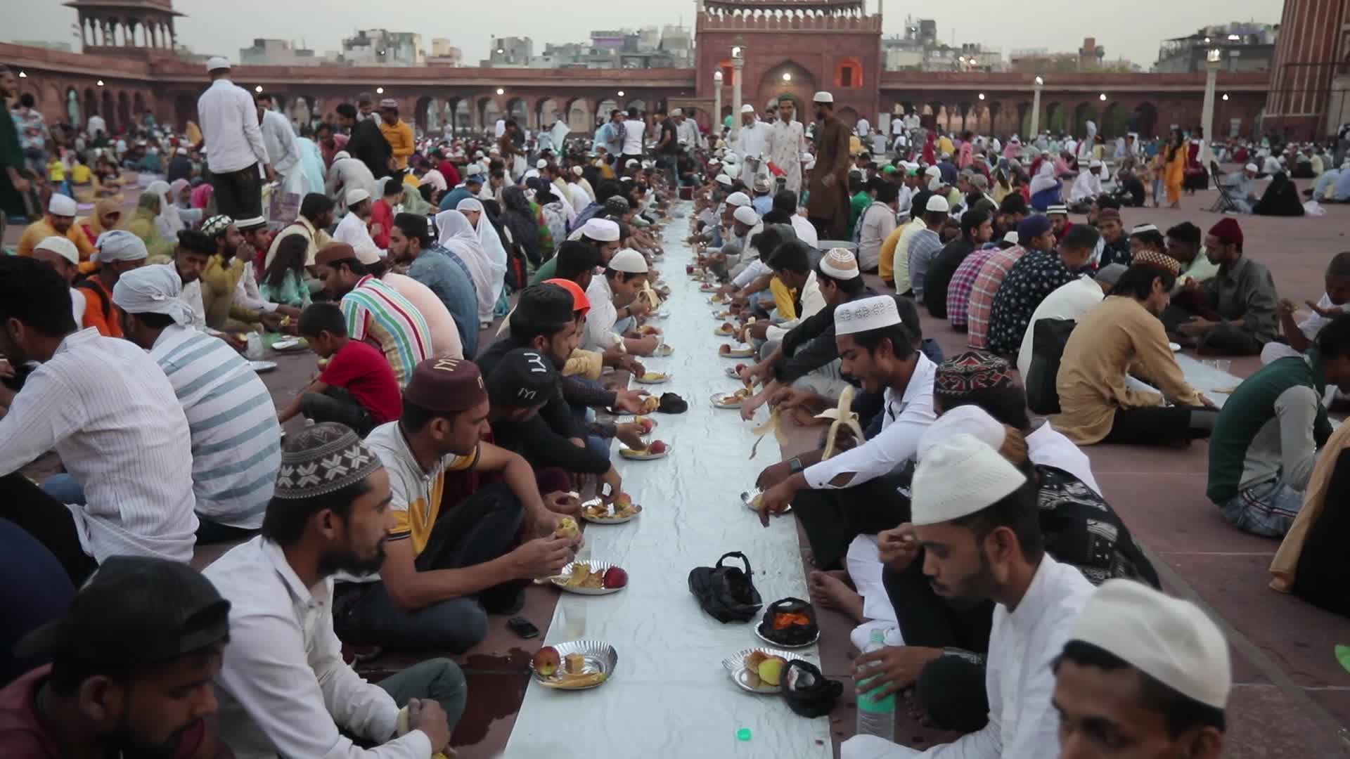 Indian Muslims on first day of Ramadan