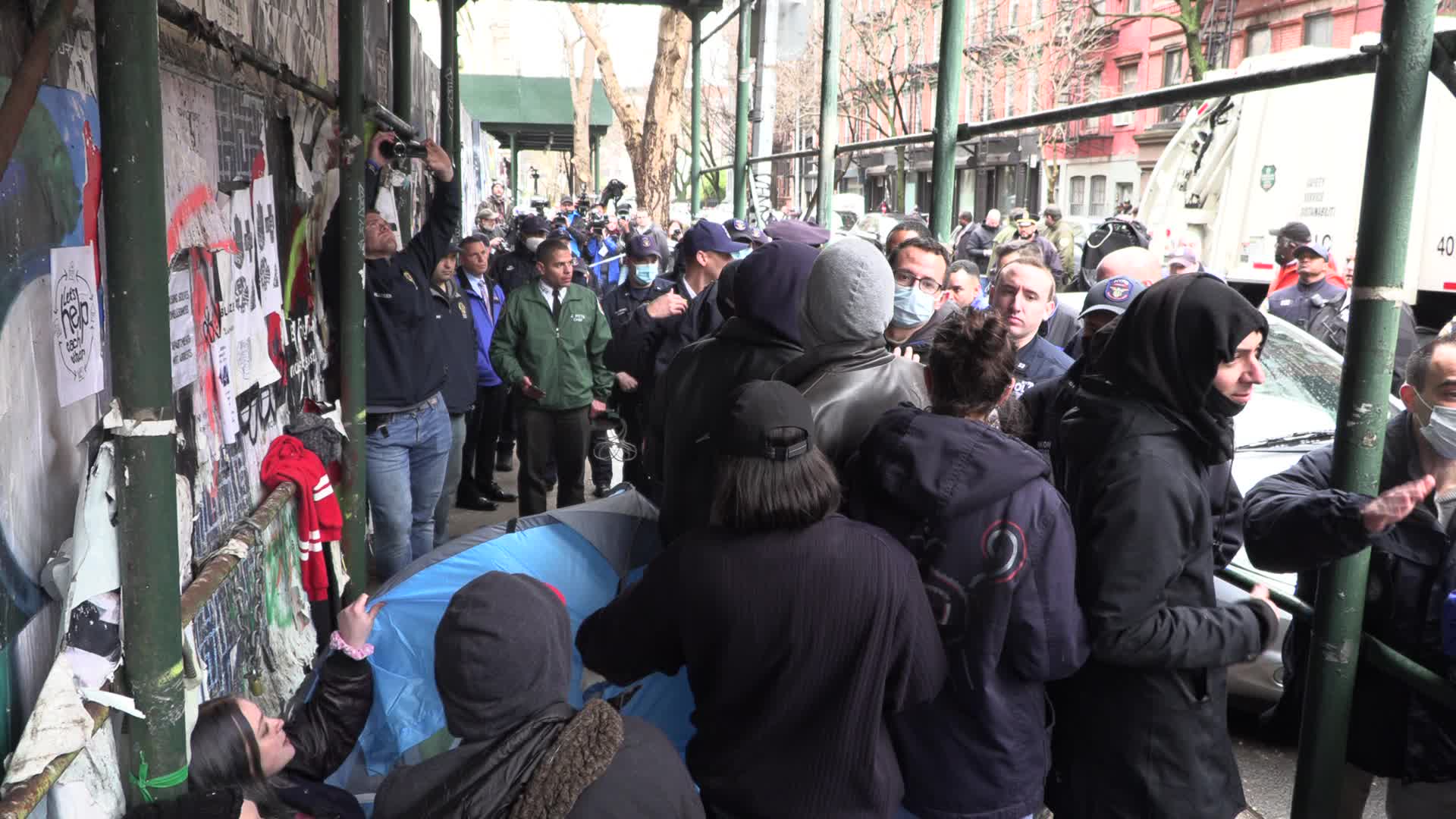 NYC: NYPD and DSNY arrest homeless during sweep
