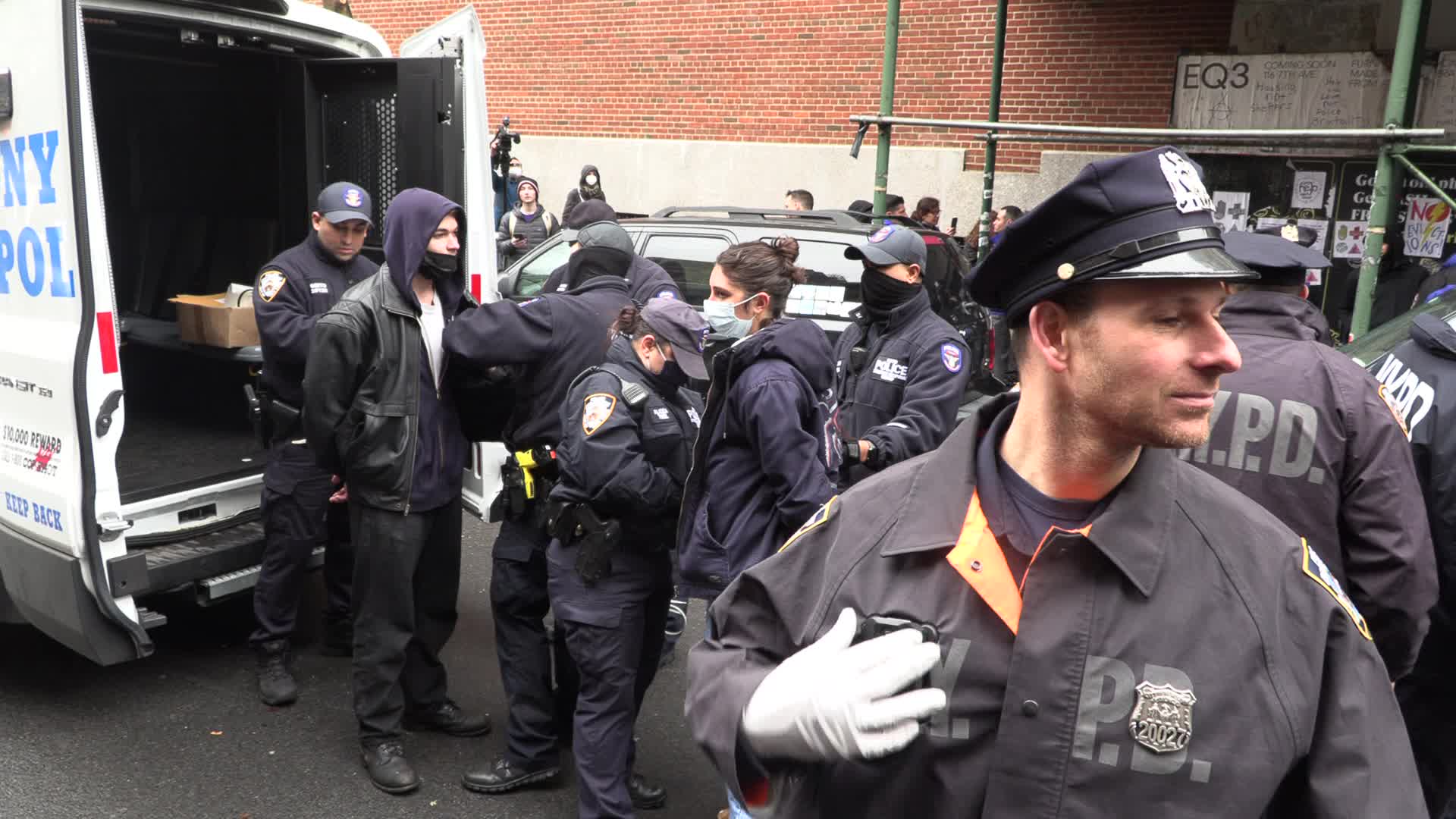 NYC: NYPD and DSNY arrest homeless during sweep