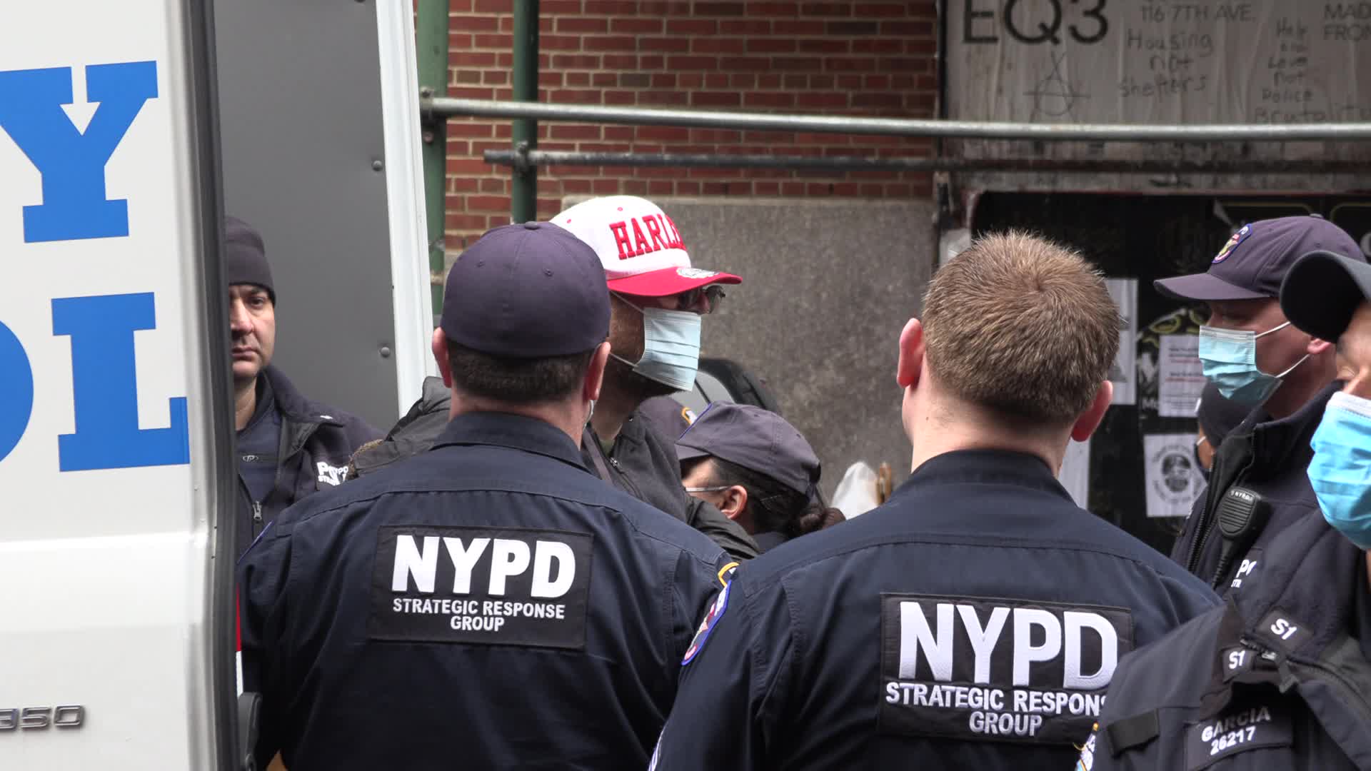 NYC: NYPD and DSNY arrest homeless during sweep