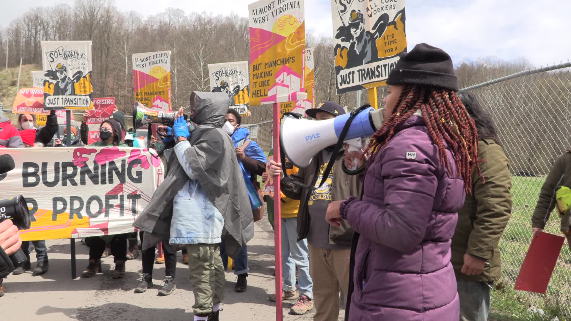 WV: Climate activists blockade coal power plant with ties to Senator Manchin