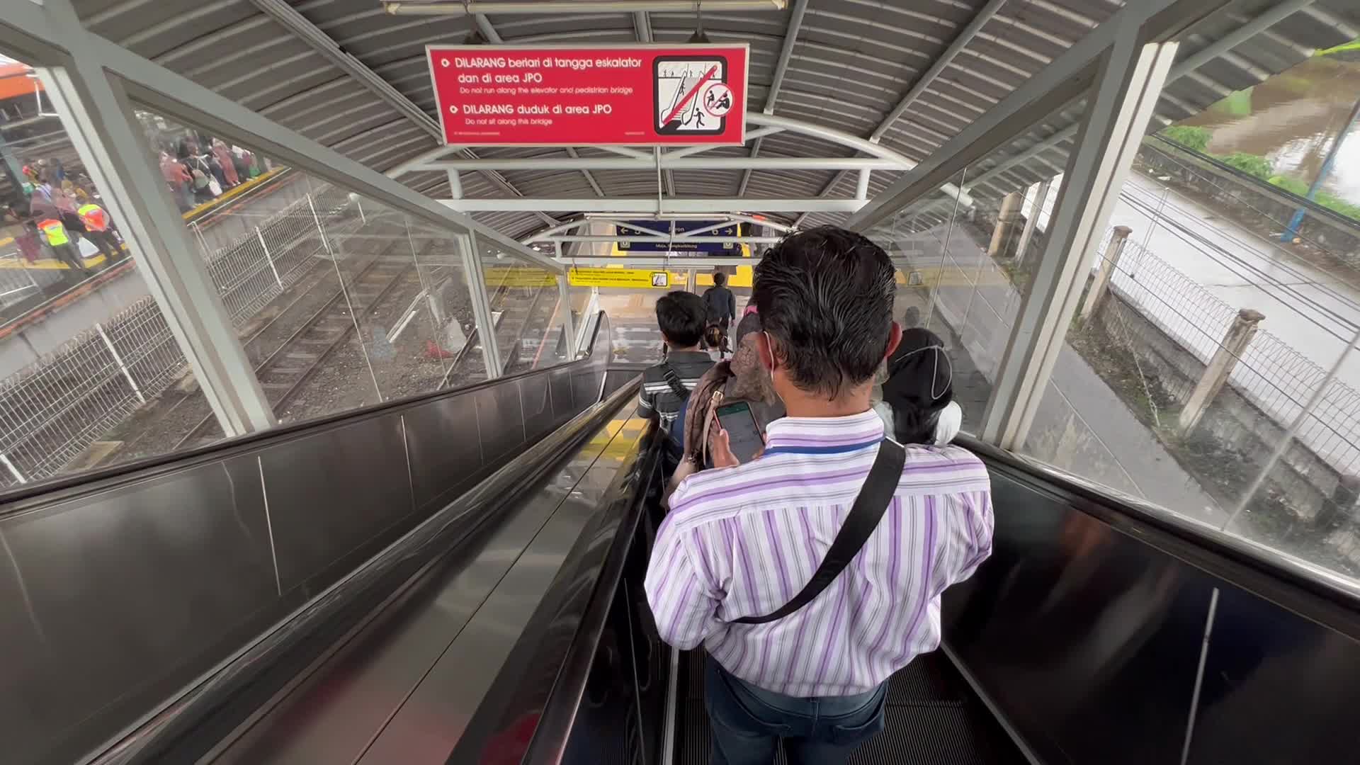 Tanah Abang Jakarta Station is full ahead of Eid