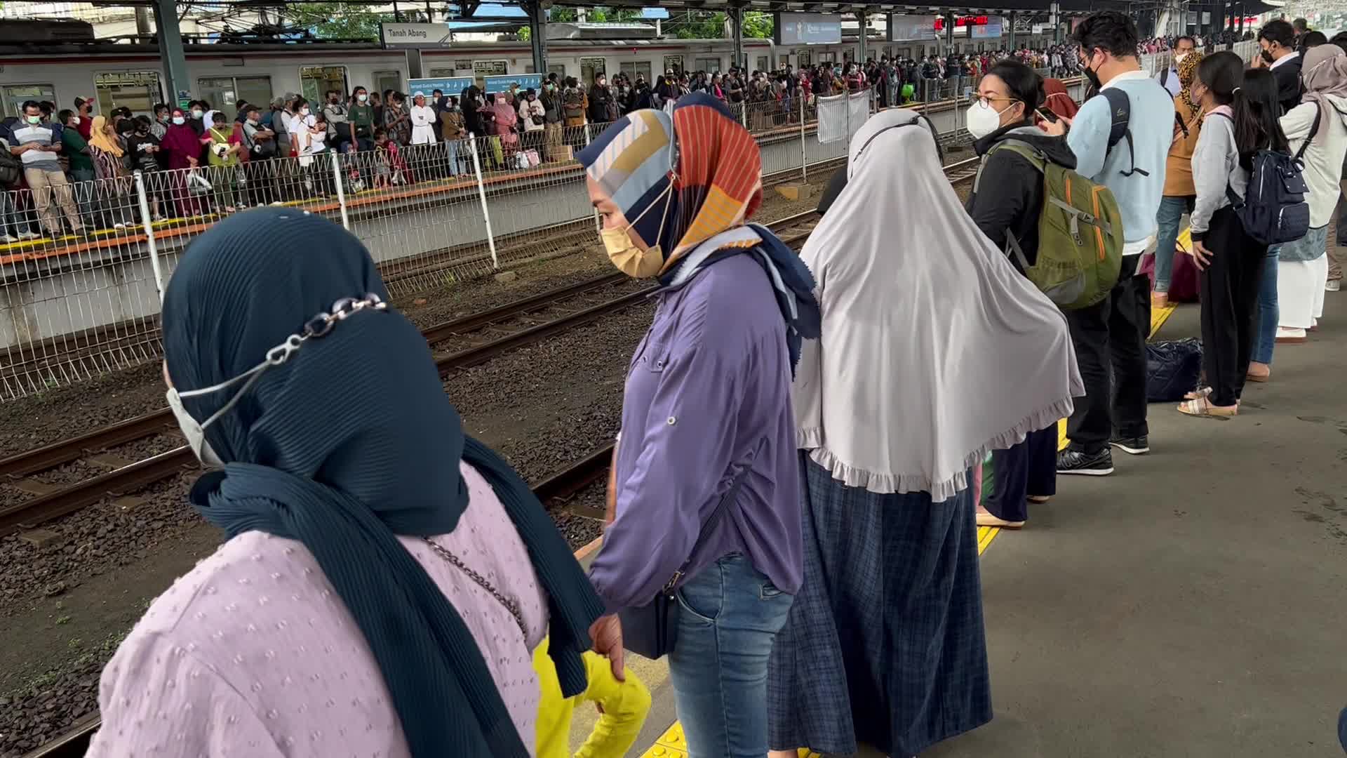 Tanah Abang Jakarta Station is full ahead of Eid