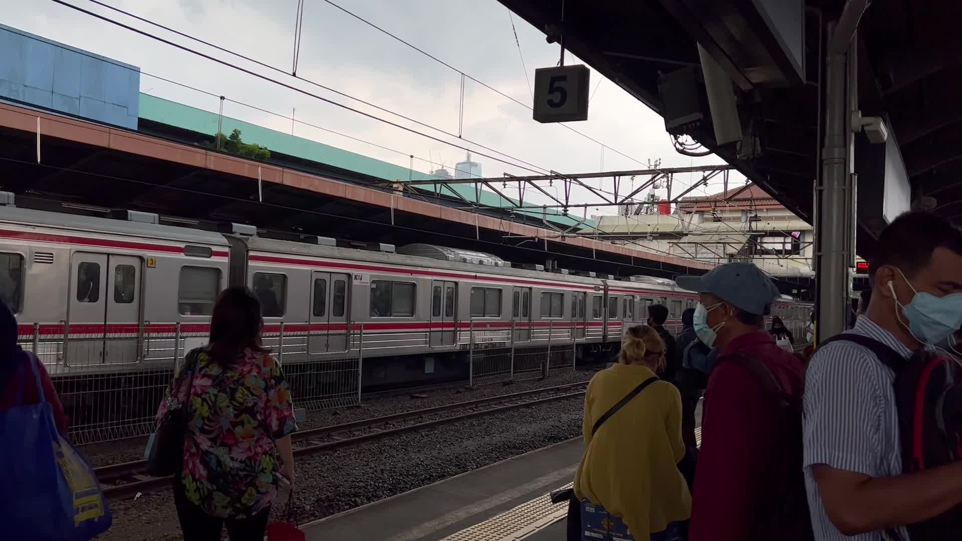Tanah Abang Jakarta Station is full ahead of Eid