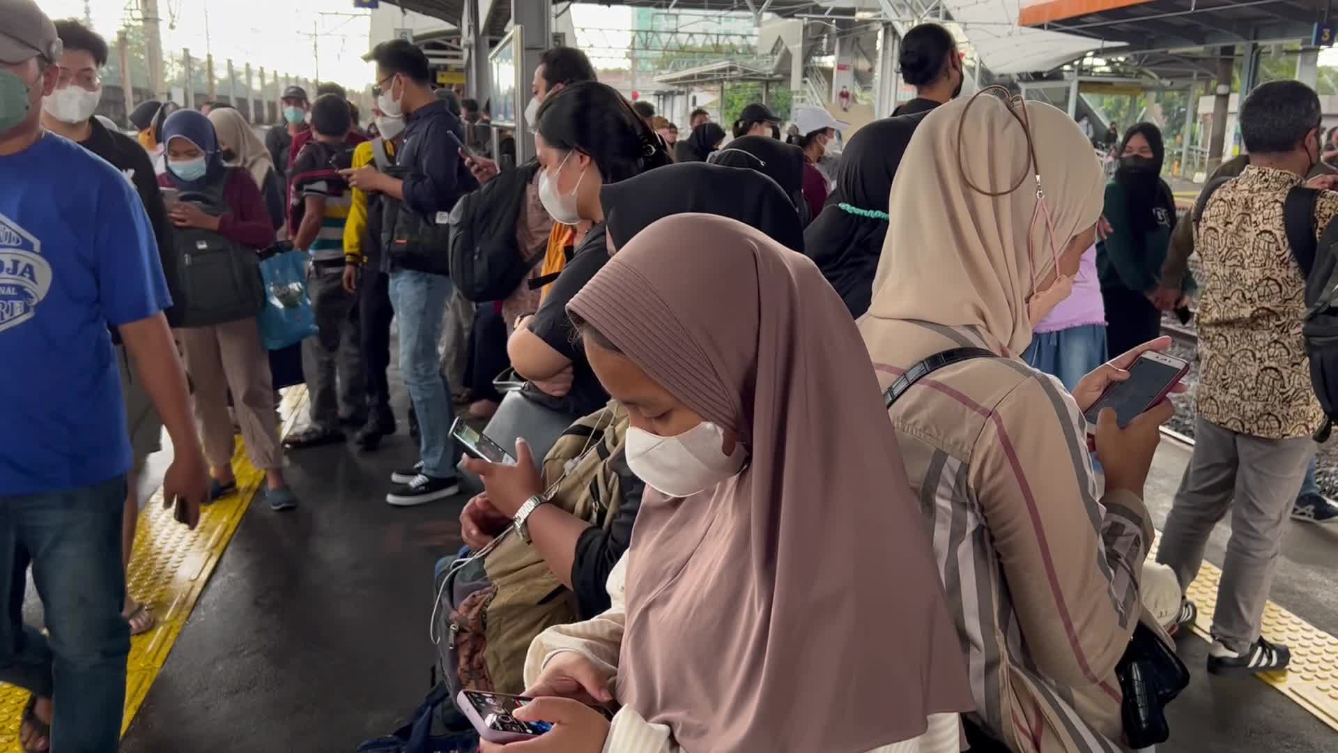 Tanah Abang Jakarta Station is full ahead of Eid