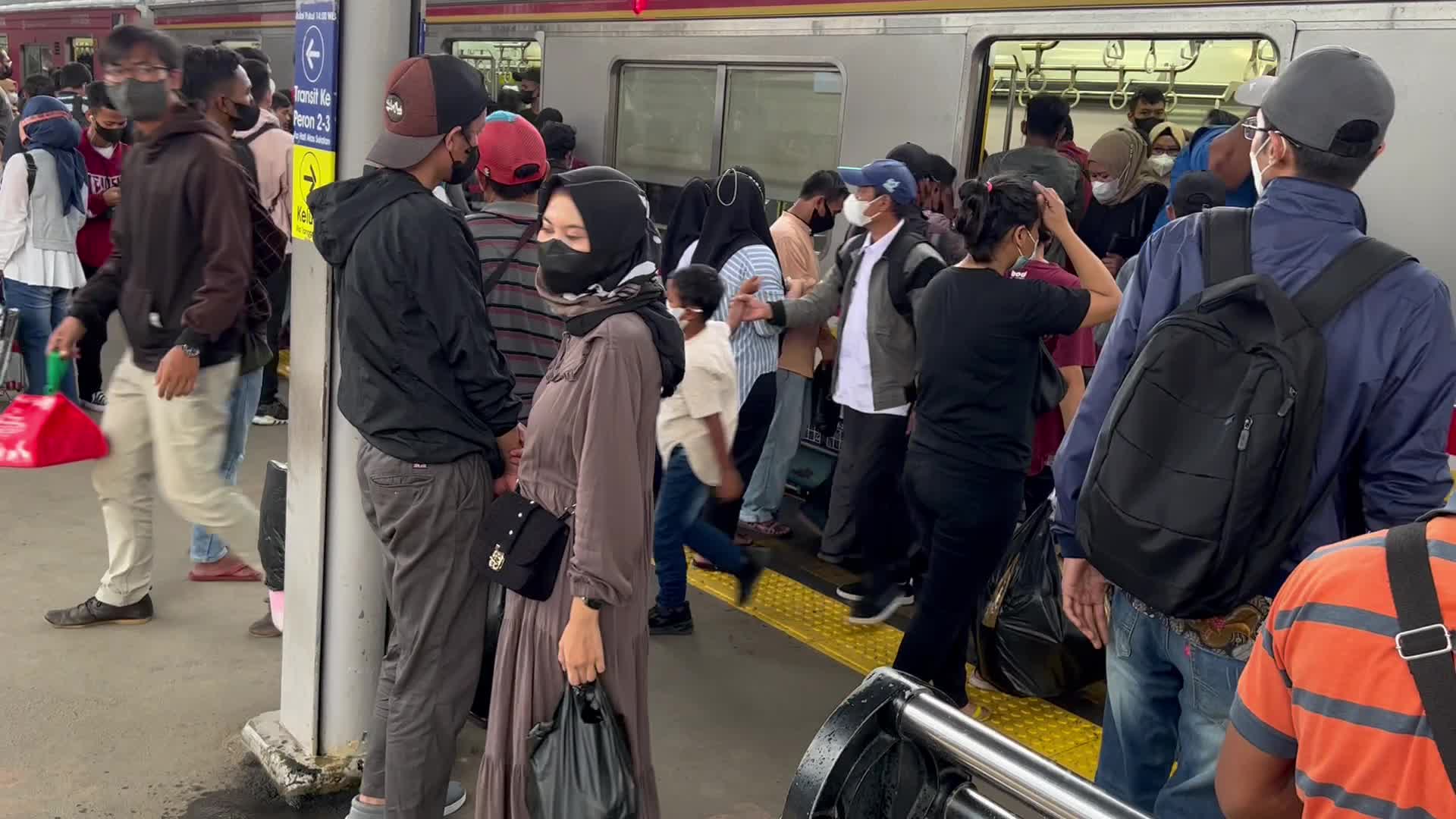 Tanah Abang Jakarta Station is full ahead of Eid