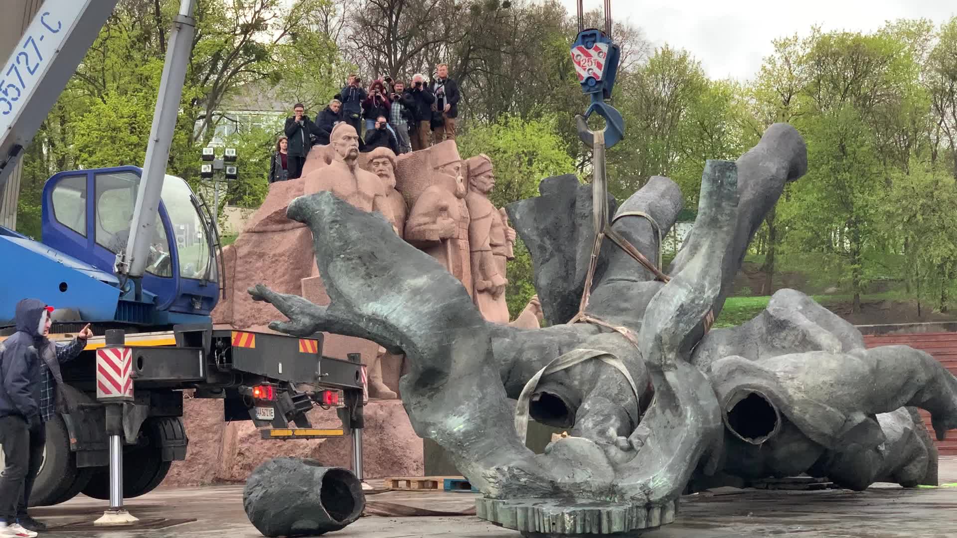 Kyiv Razes Soviet Monument To Ukraine-Russia Friendship