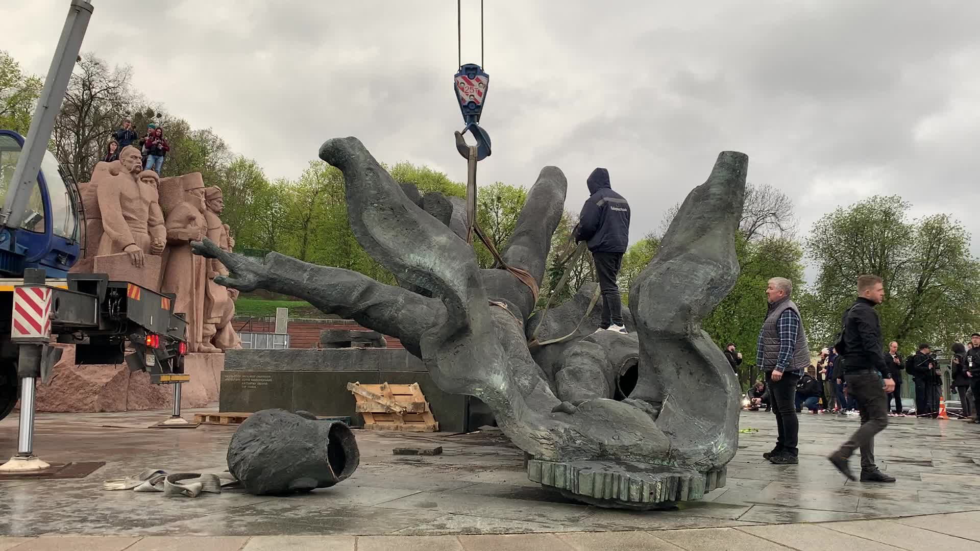 Kyiv Razes Soviet Monument To Ukraine-Russia Friendship