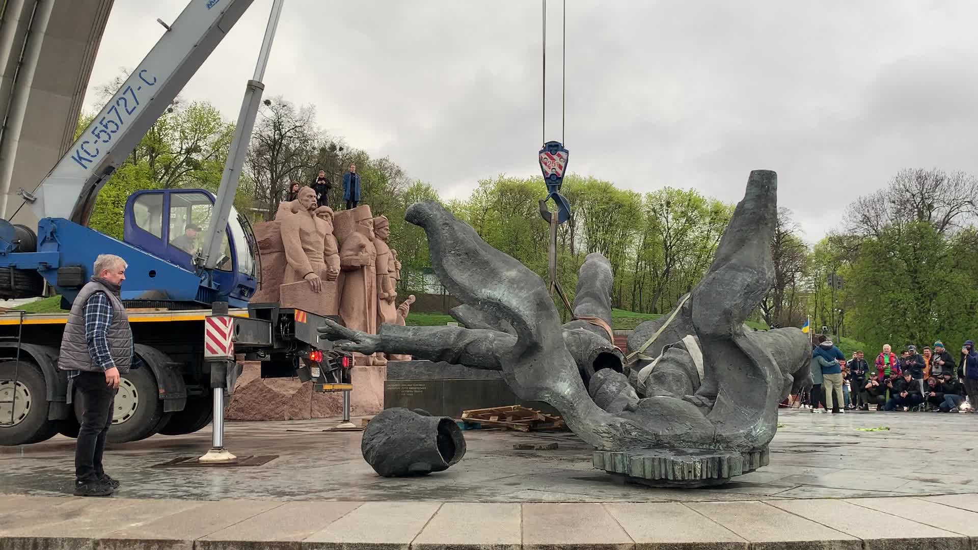 Kyiv Razes Soviet Monument To Ukraine-Russia Friendship
