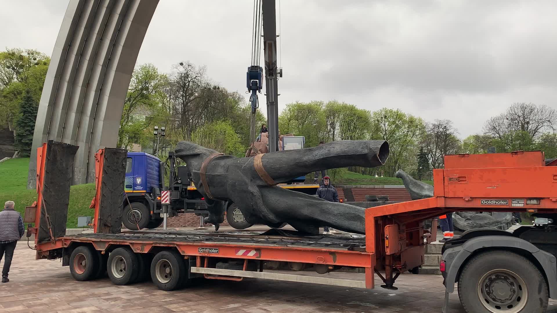 Kyiv Razes Soviet Monument To Ukraine-Russia Friendship