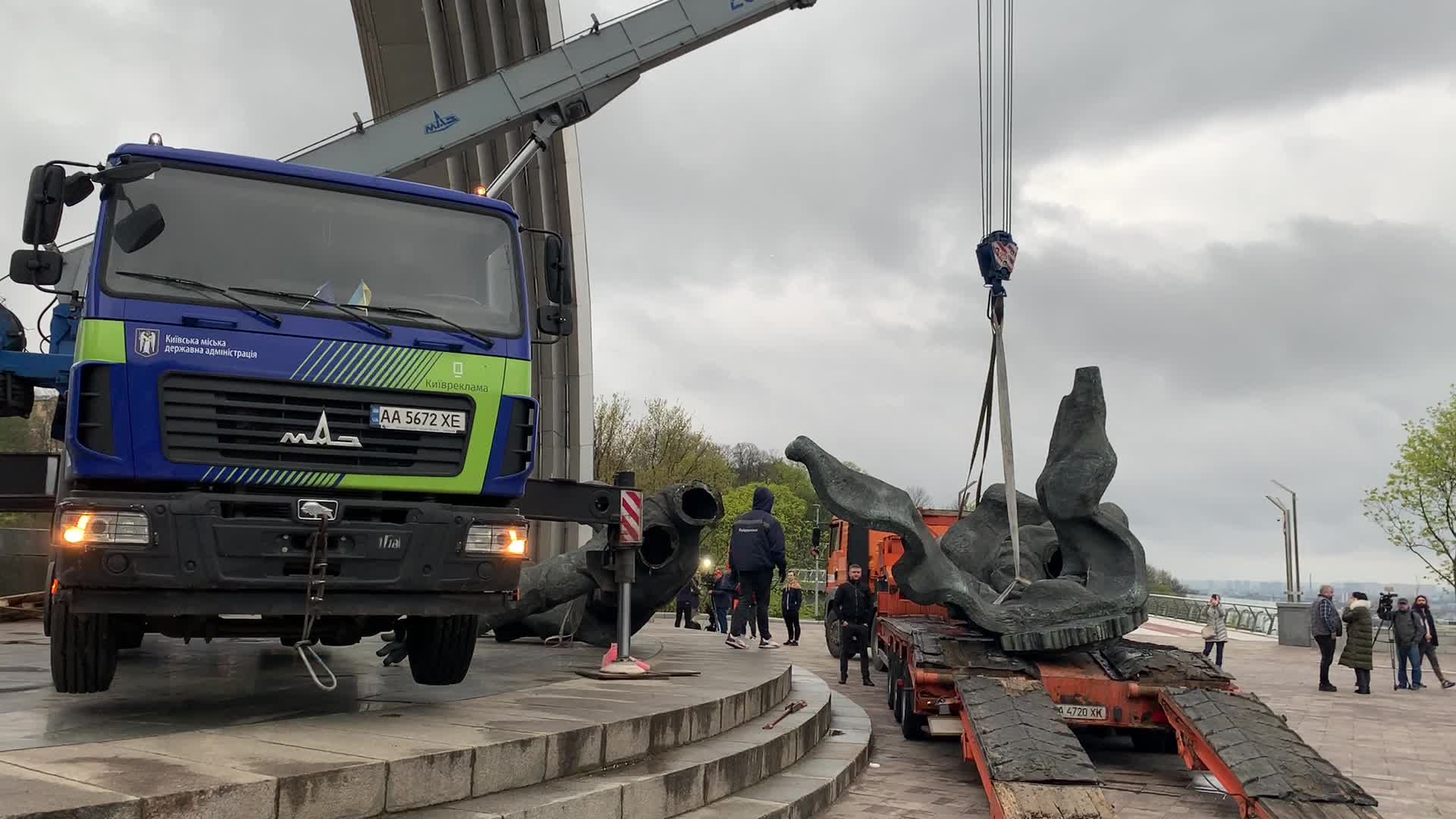 Kyiv Razes Soviet Monument To Ukraine-Russia Friendship