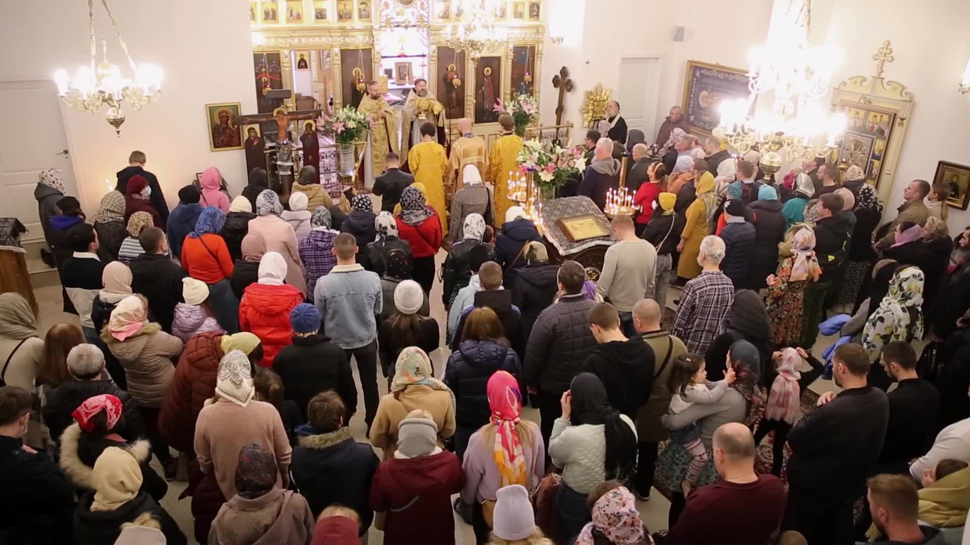 Ukrainians attend orthodox church in Poland