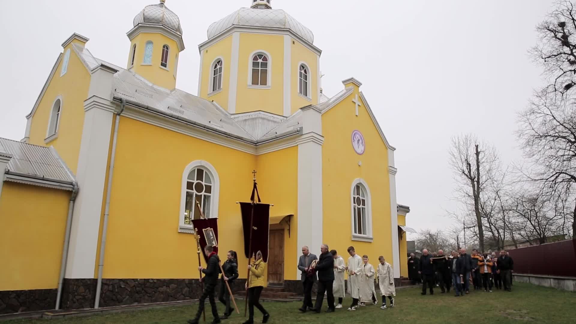 Ukrainians attend orthodox Good Friday service in Ukraine