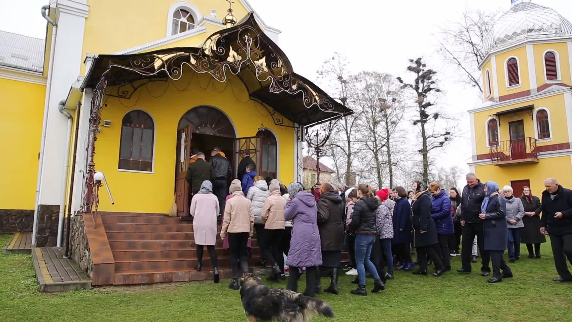 Ukrainians attend orthodox Good Friday service in Ukraine