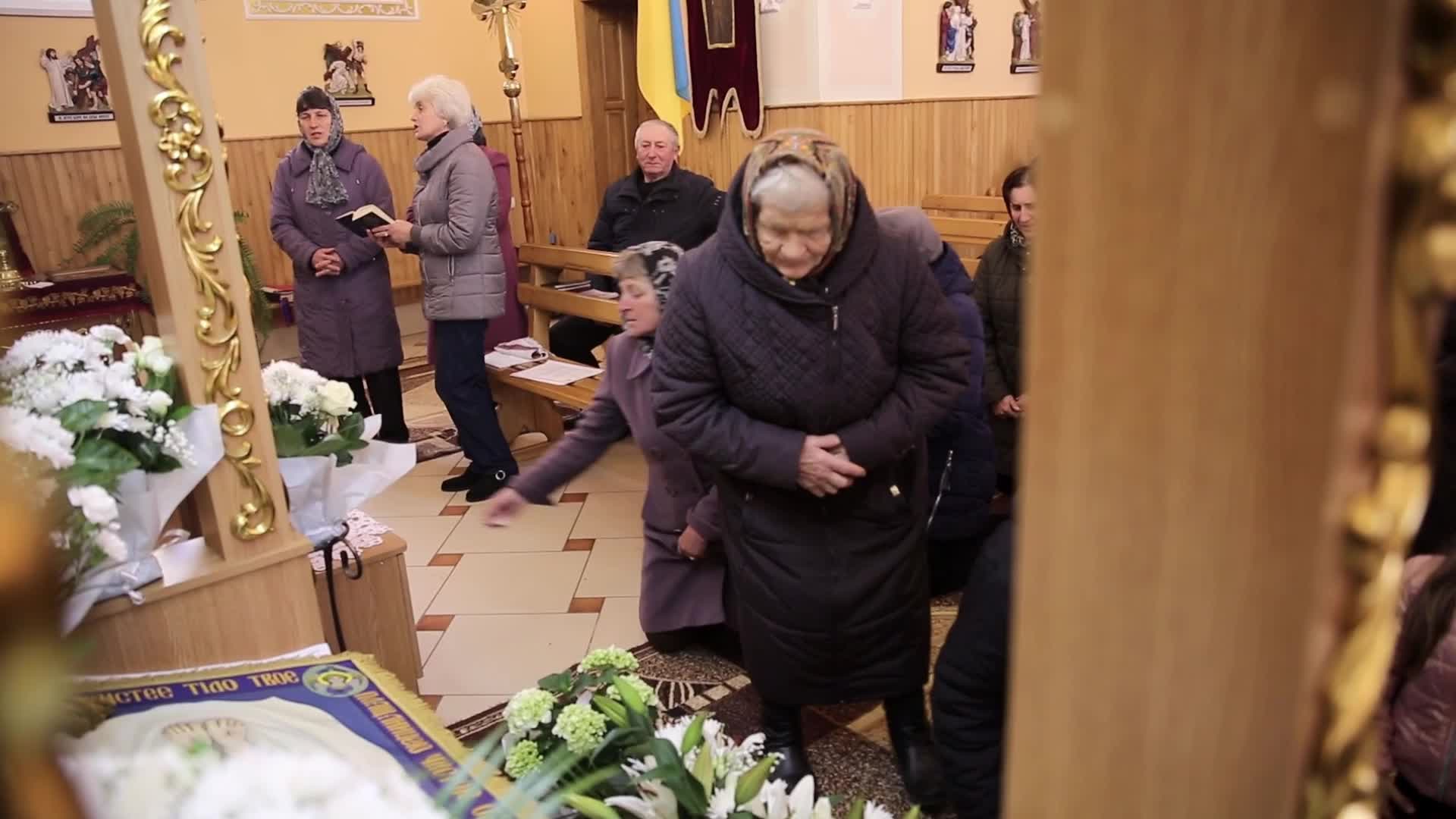 Ukrainians attend orthodox Good Friday service in Ukraine