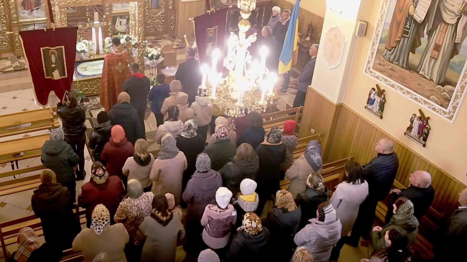 Ukrainians attend orthodox Good Friday service in Ukraine