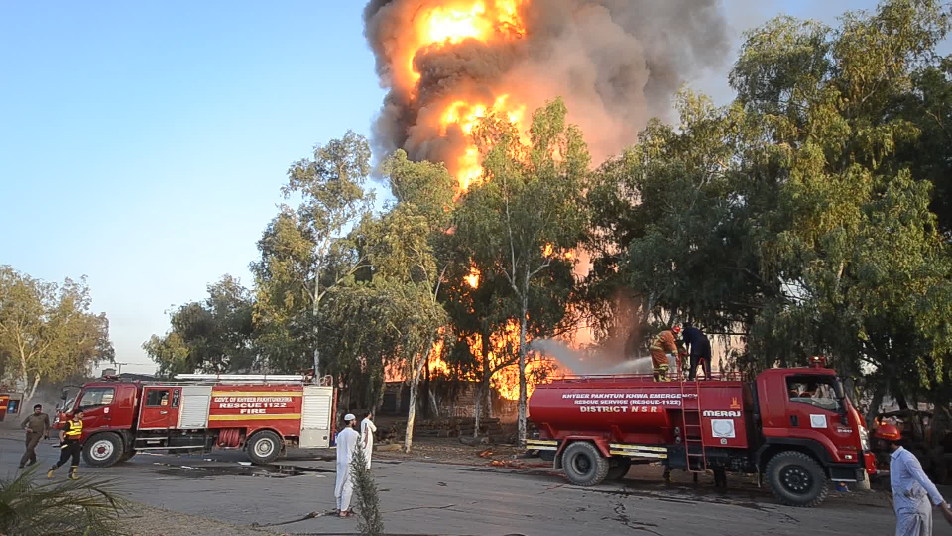 Fire in the area where fuel tankers are located in Peshawar