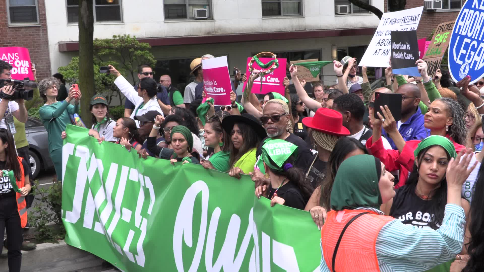 NYC: Abortion right’s activists march across Brooklyn Bridge