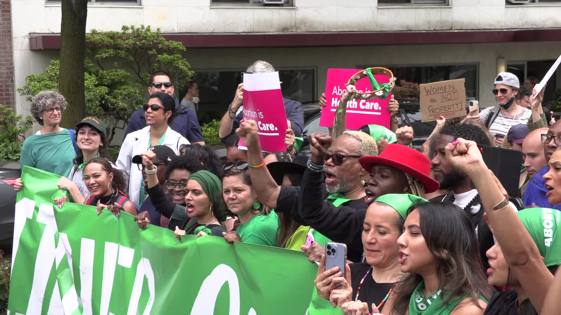 NYC: Abortion right’s activists march across Brooklyn Bridge