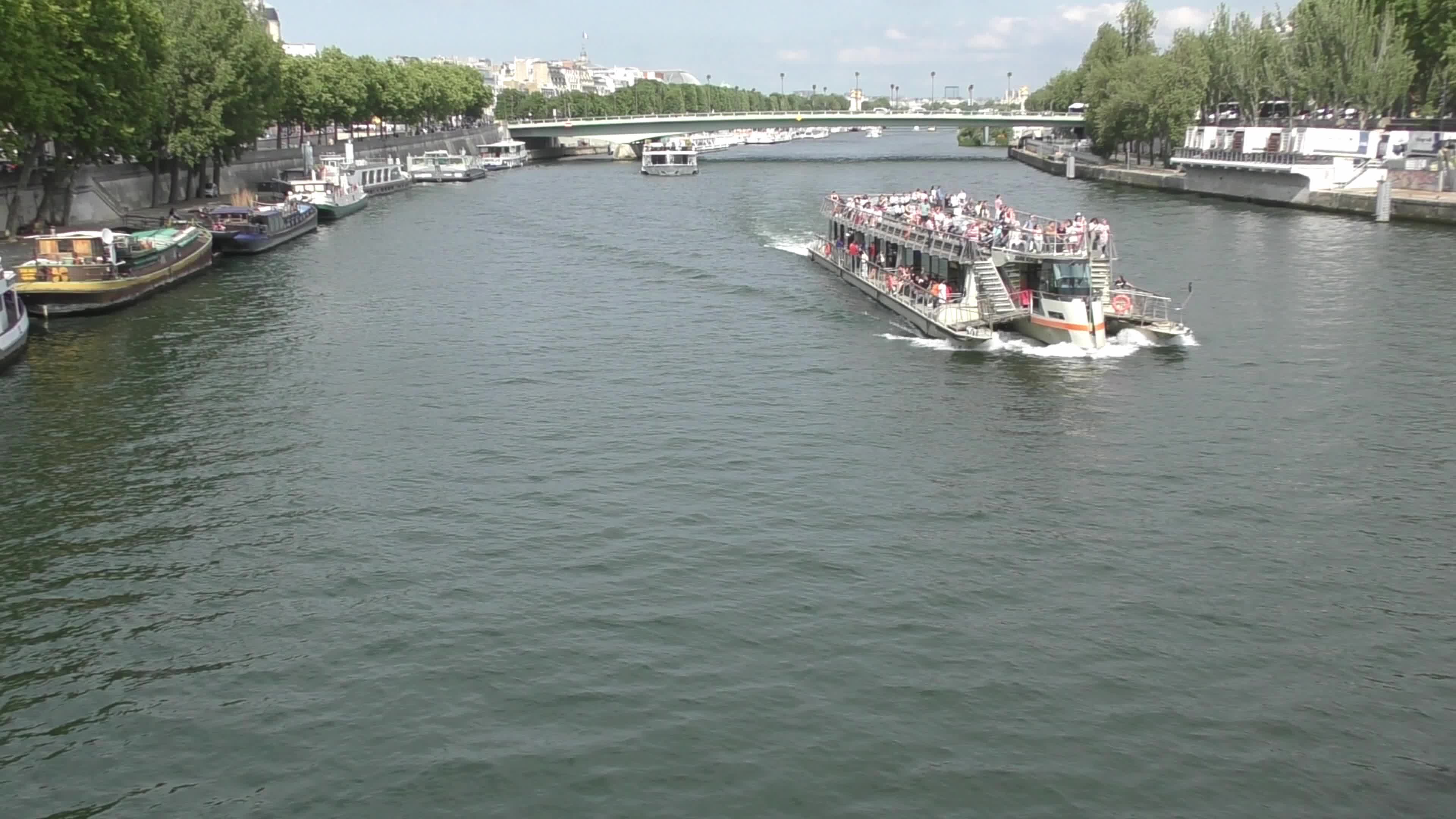 Boats and tourists on river La Seine in Paris