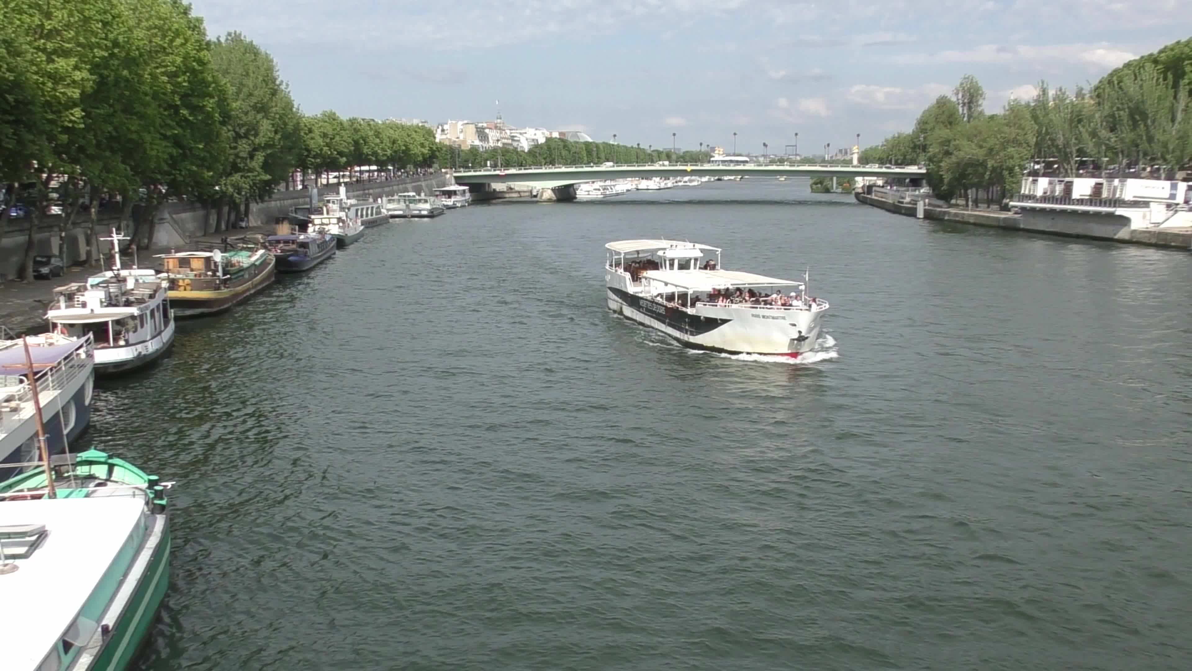 Boats and tourists on river La Seine in Paris