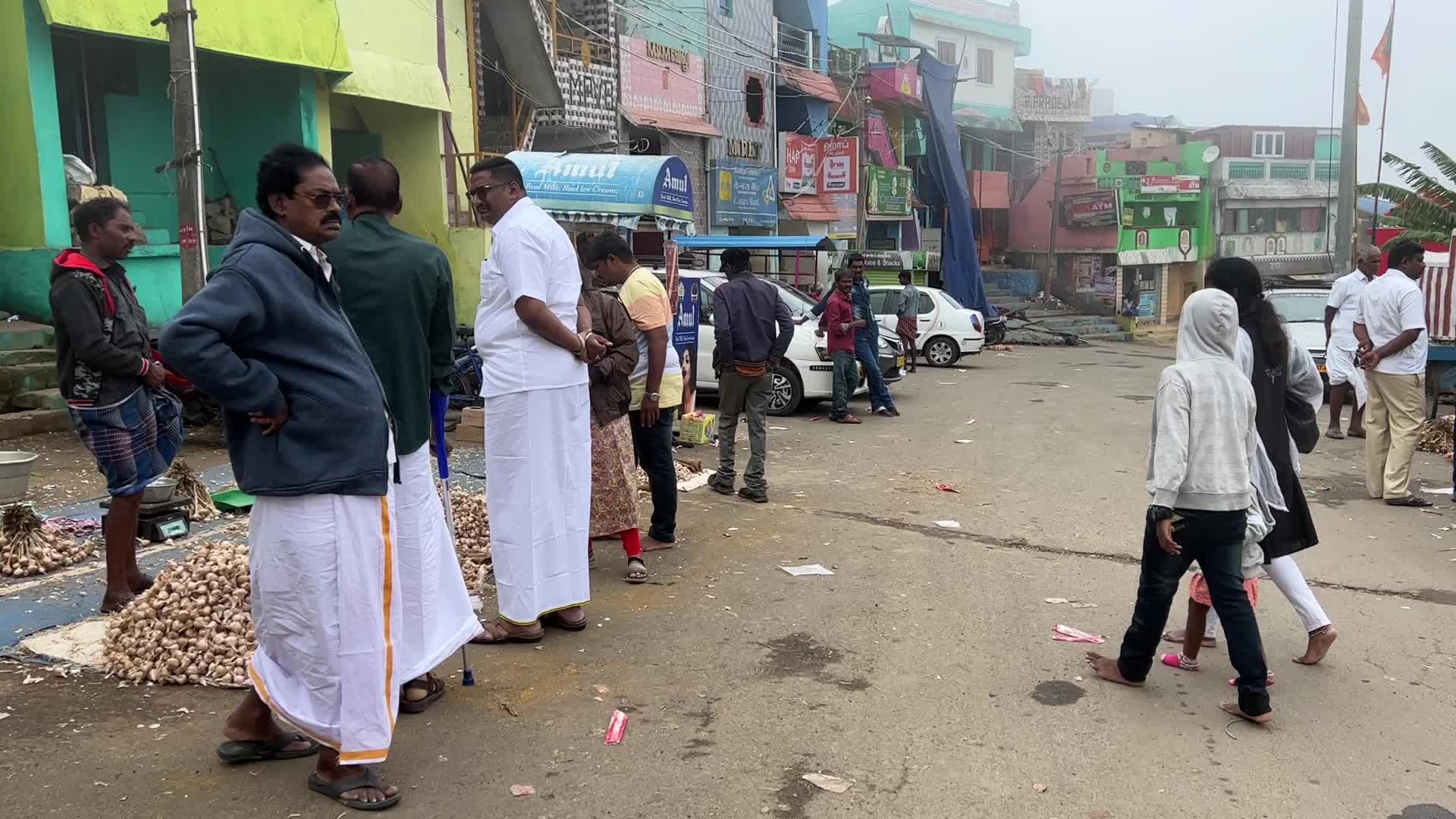 Garlic market in the Poombarai Village