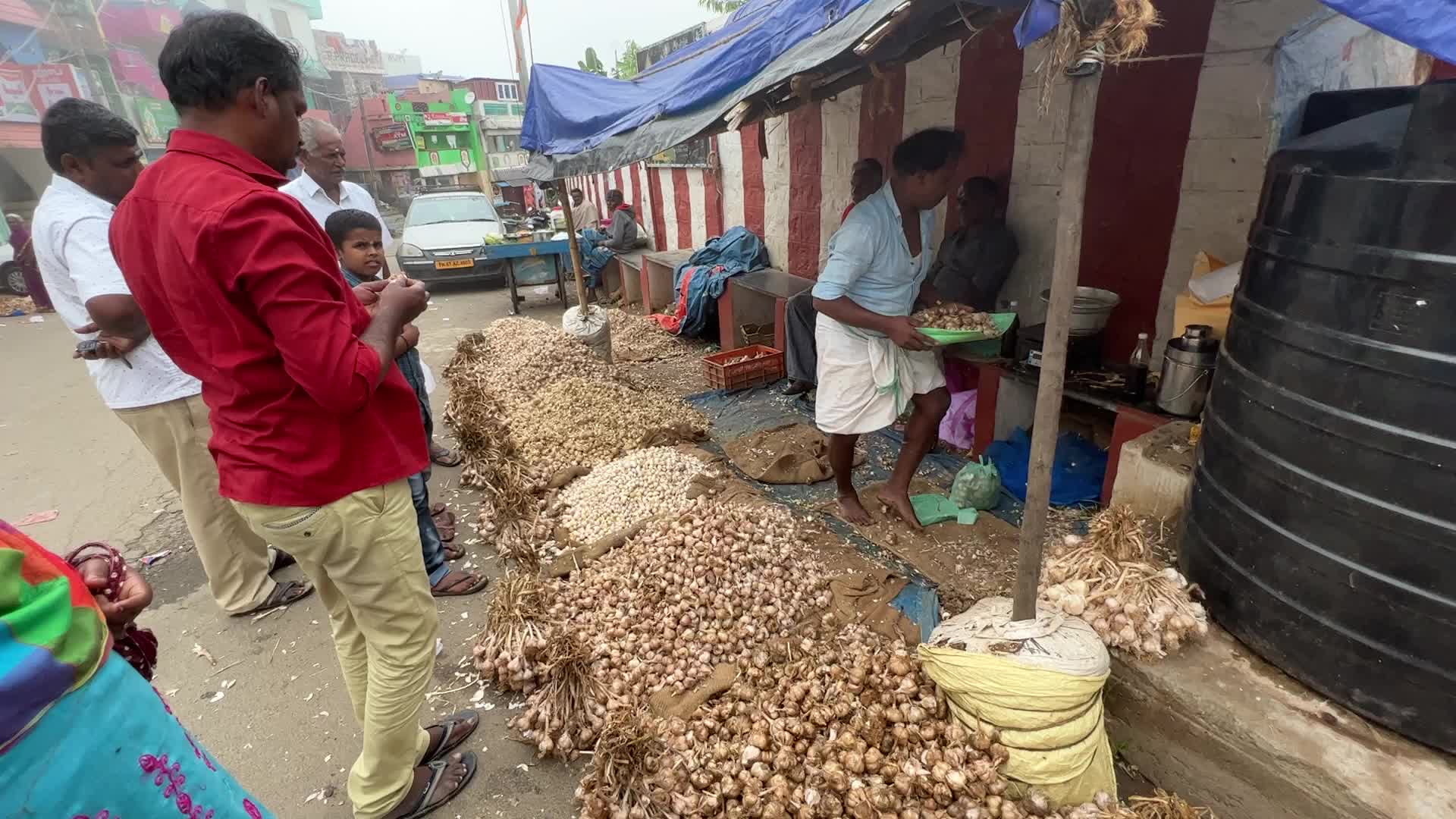 Garlic market in the Poombarai Village