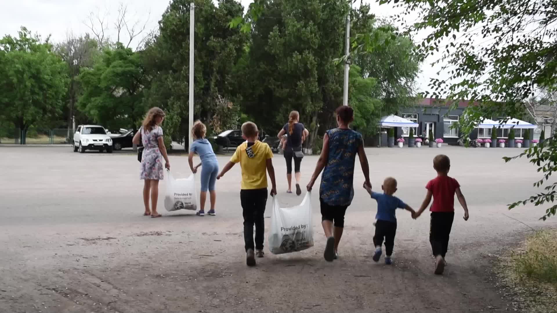 Humanitarian aid escorted by Ukrainian Special Forces in Hrushivka