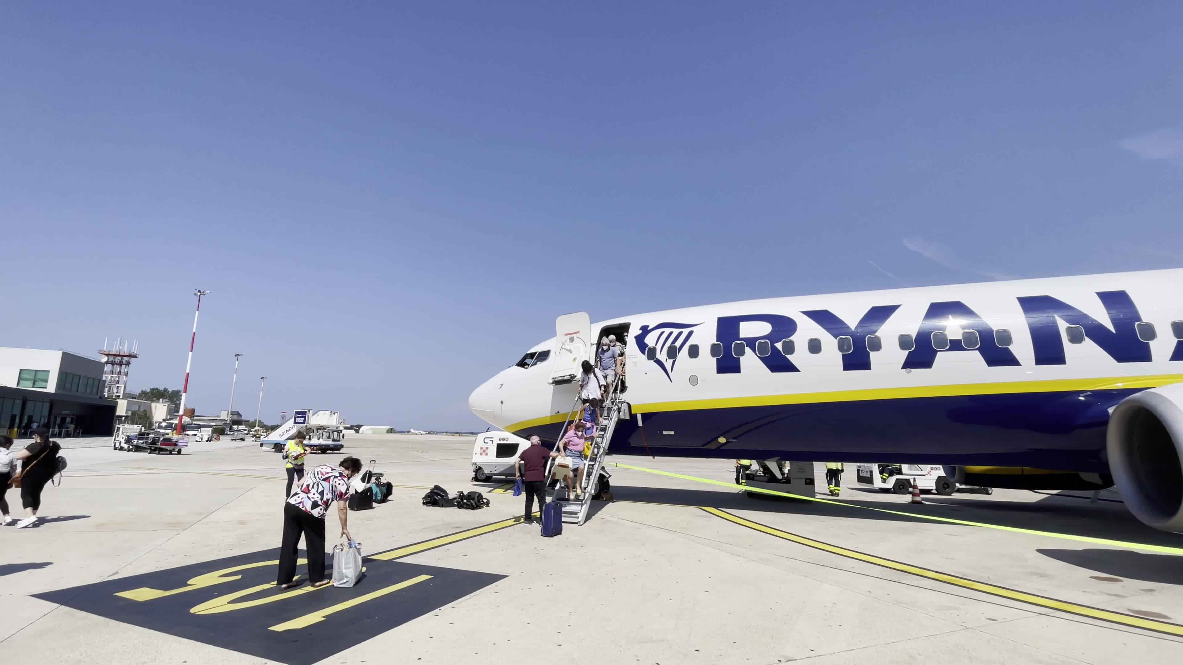 Ryanir FR4717 Lands In Brindisi, Italy