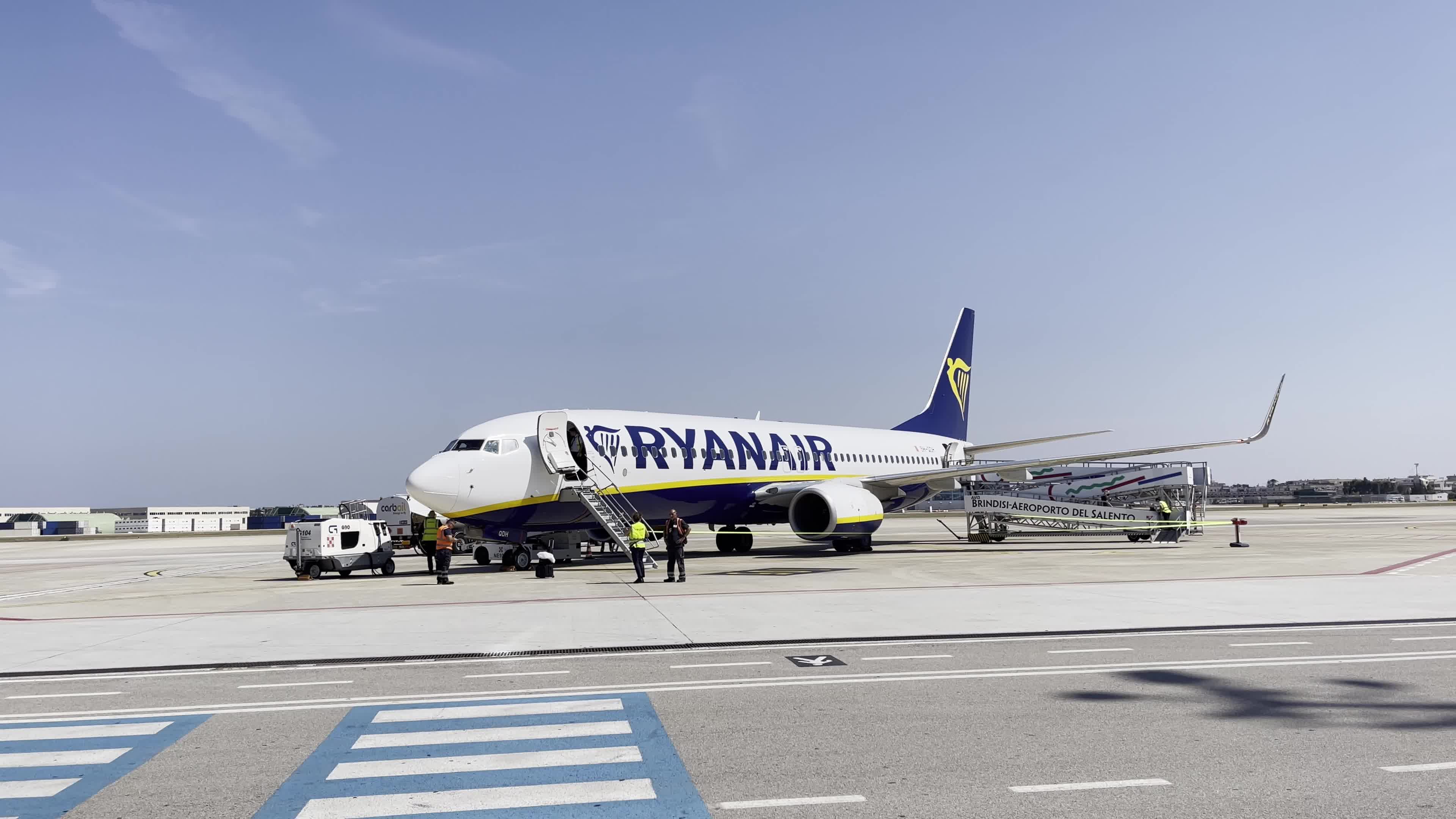 Ryanir FR4717 Lands In Brindisi, Italy