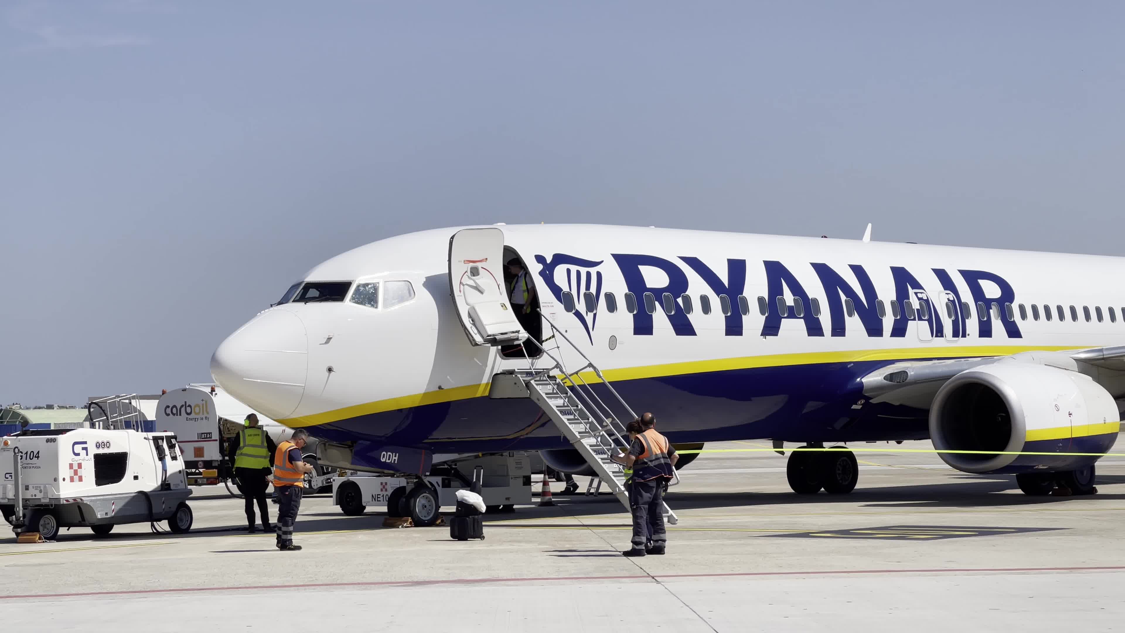 Ryanir FR4717 Lands In Brindisi, Italy