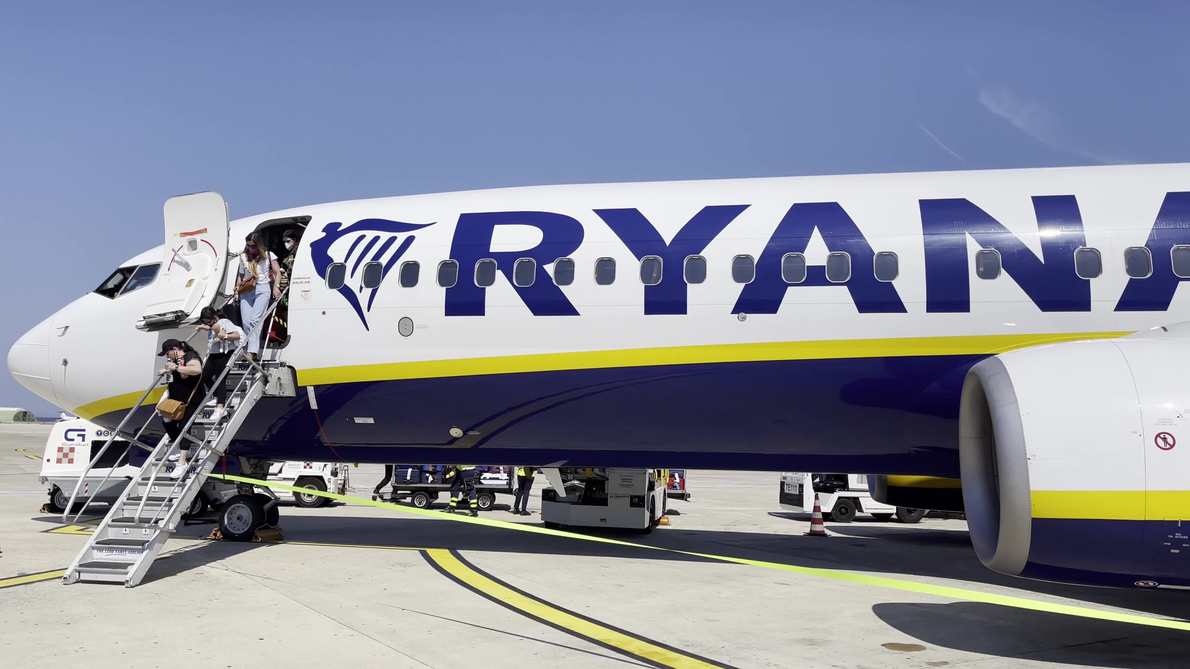 Ryanir FR4717 Lands In Brindisi, Italy