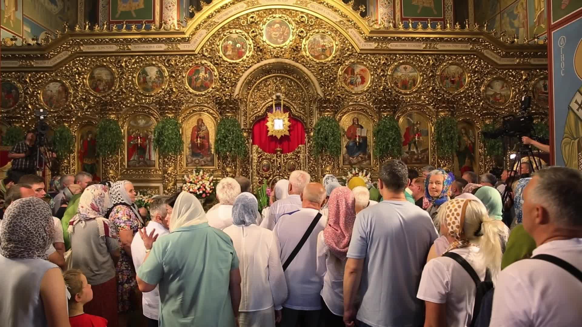 Ukrainians pray for life on Green Holiday in Kyiv