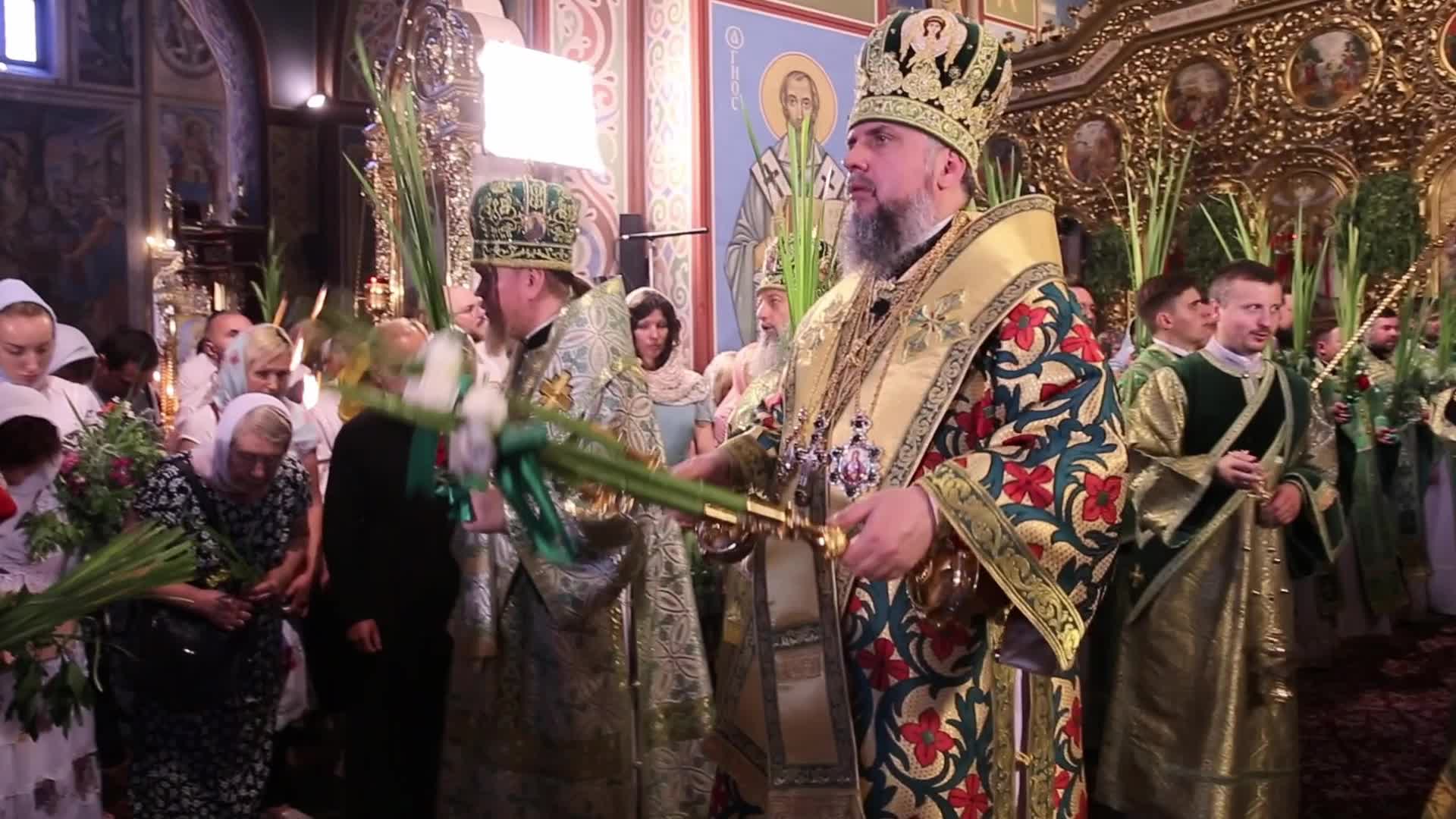 Ukrainians pray for life on Green Holiday in Kyiv