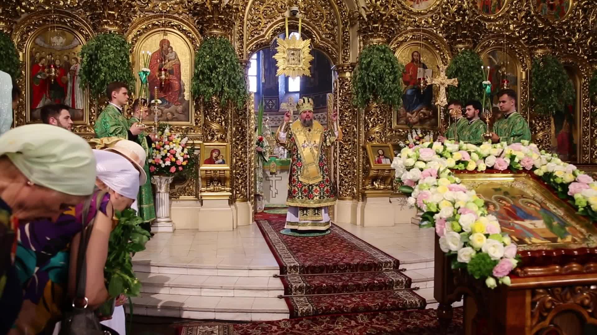 Ukrainians pray for life on Green Holiday in Kyiv