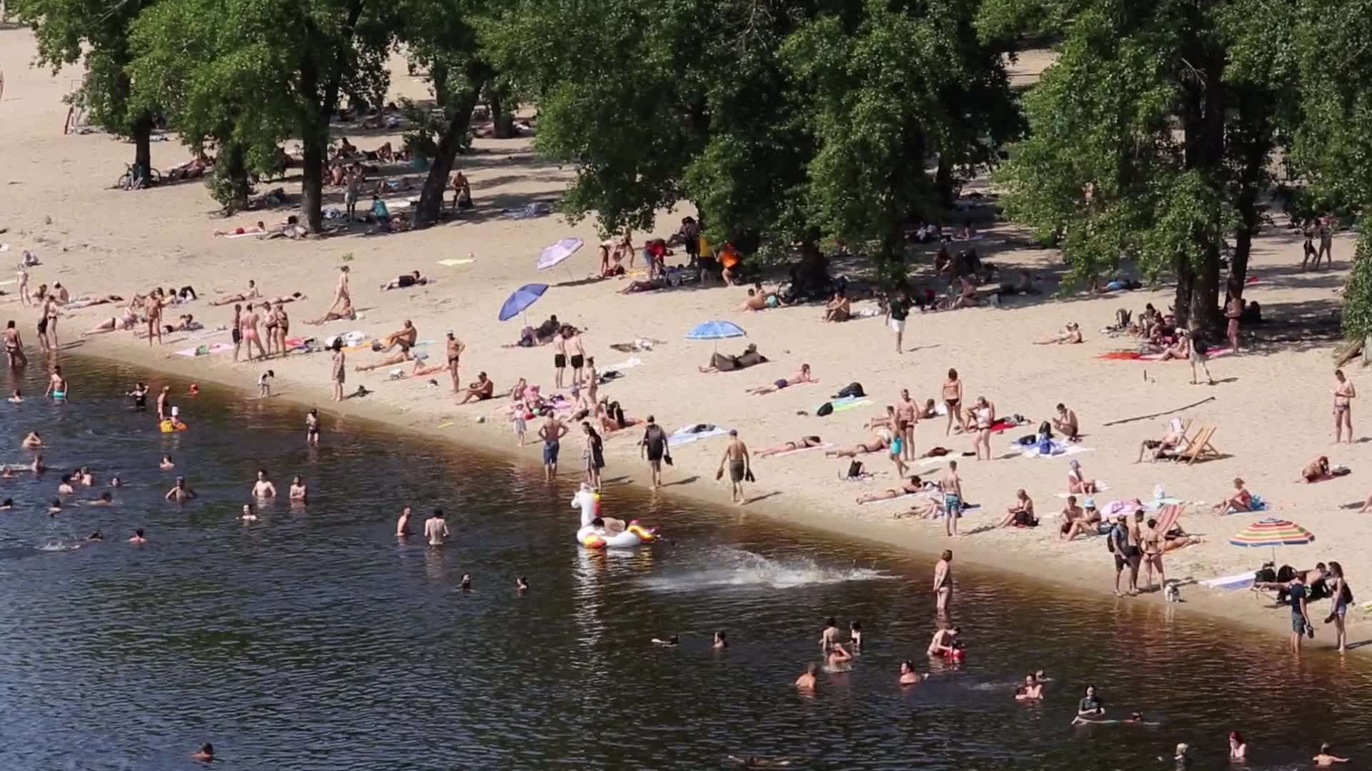 Ukrainians enjoy peaceful sunny Saturday in Kyiv