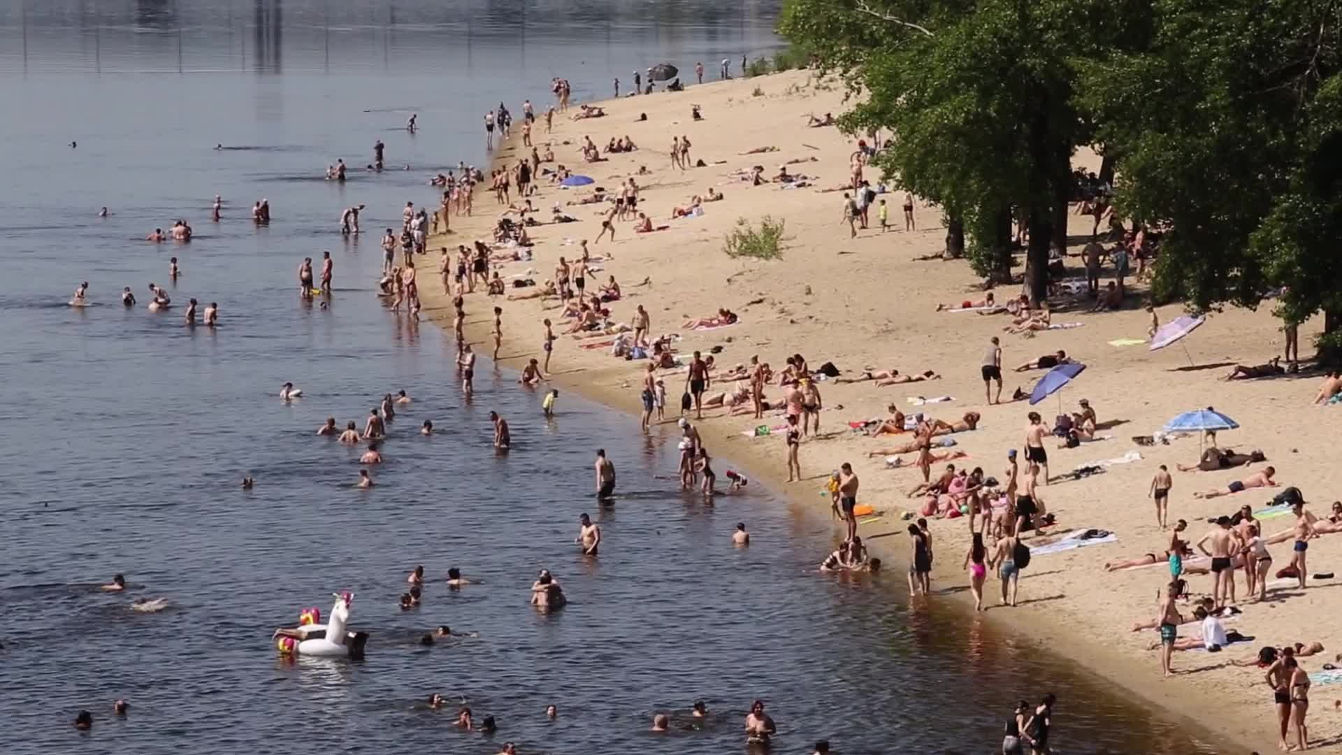 Ukrainians enjoy peaceful sunny Saturday in Kyiv