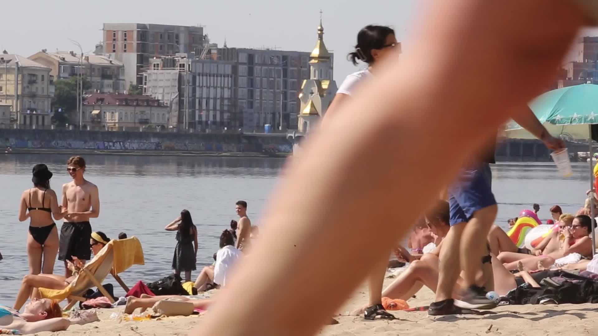 Ukrainians enjoy peaceful sunny Saturday in Kyiv