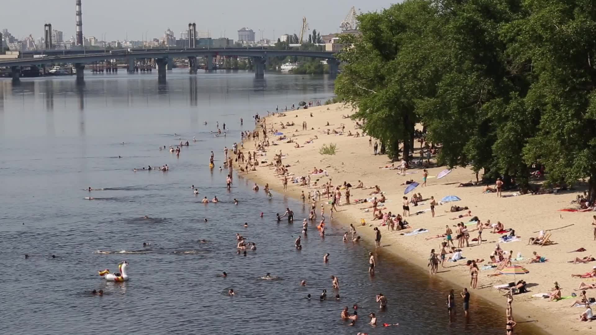 Ukrainians enjoy peaceful sunny Saturday in Kyiv