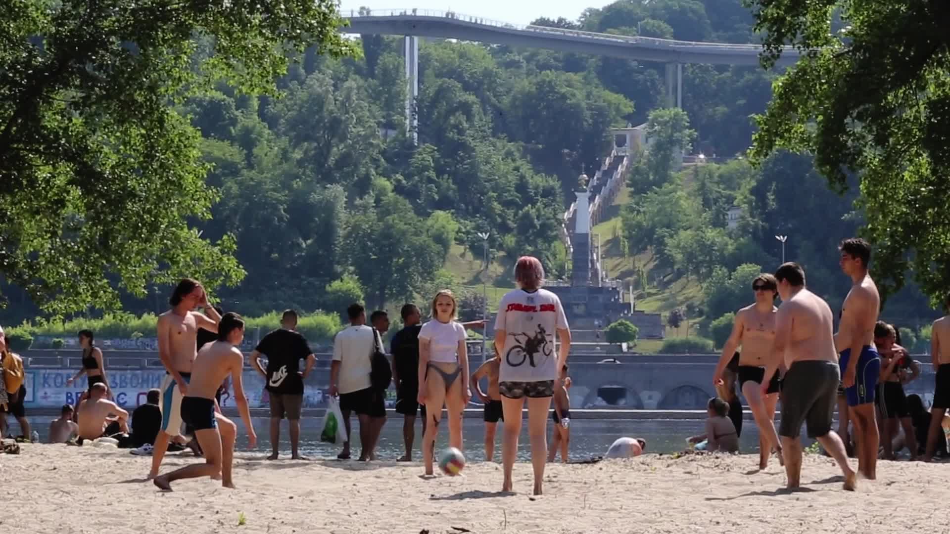 Ukrainians enjoy peaceful sunny Saturday in Kyiv